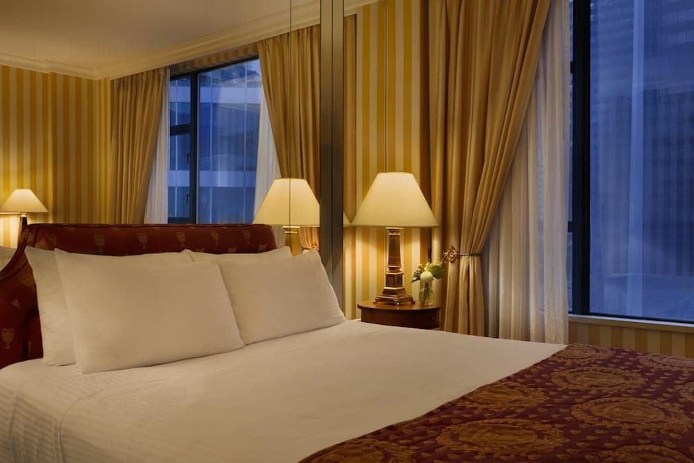 Executive Suite, 1 Bedroom (One King Bed with Sofa Bed)