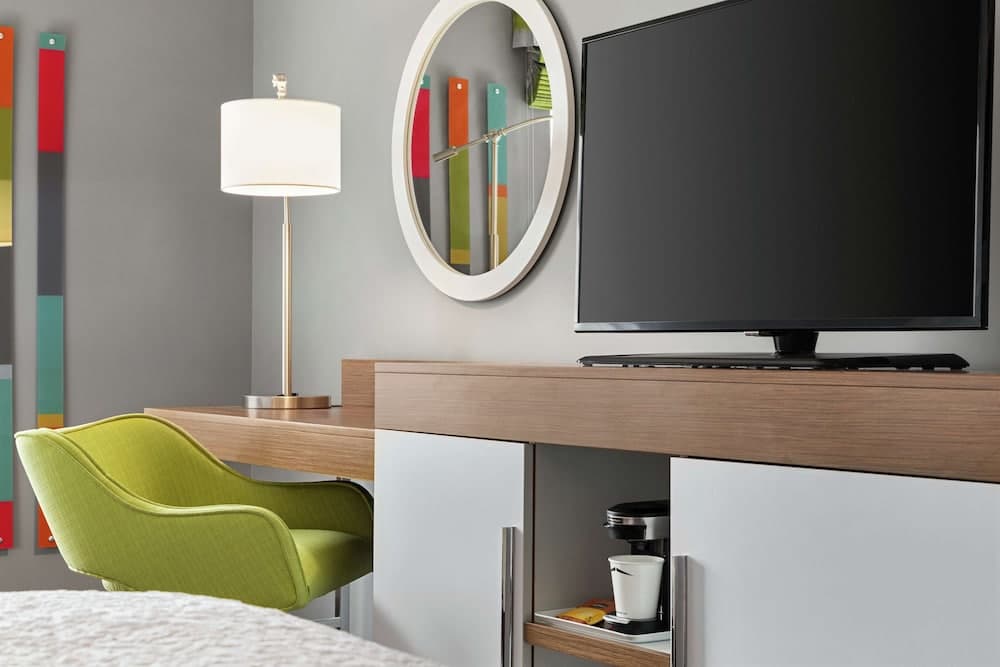 Room, 1 King Bed (Mini Fridge)