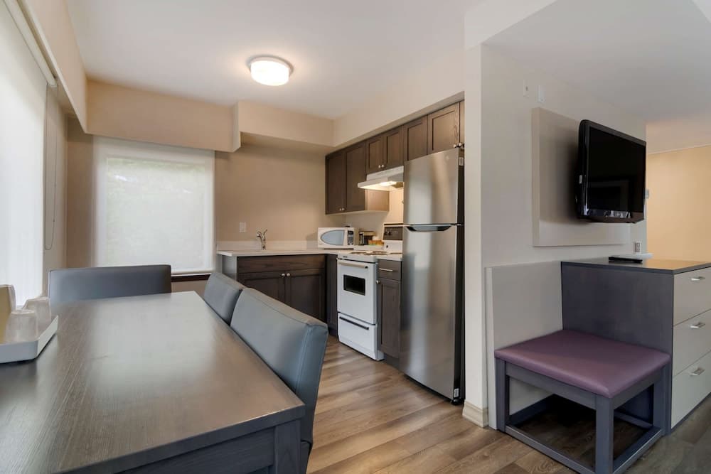 Suite, 2 Queen Beds, Kitchen, Mountain View (with Sofabed, Full Kitchen)