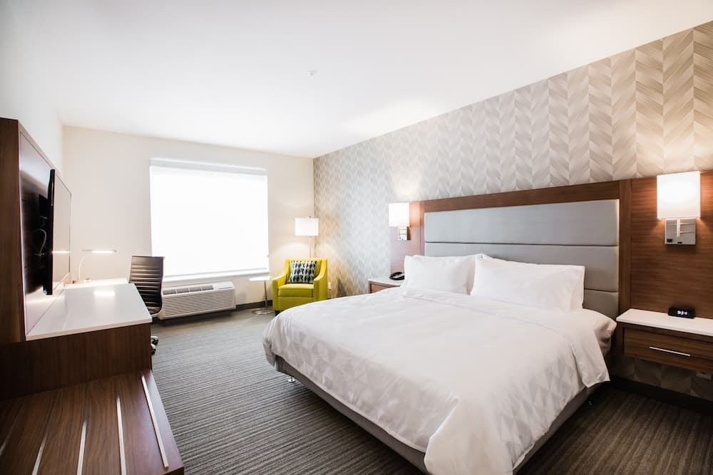 Standard Room, 1 King Bed, Accessible Bathtub (Communications)