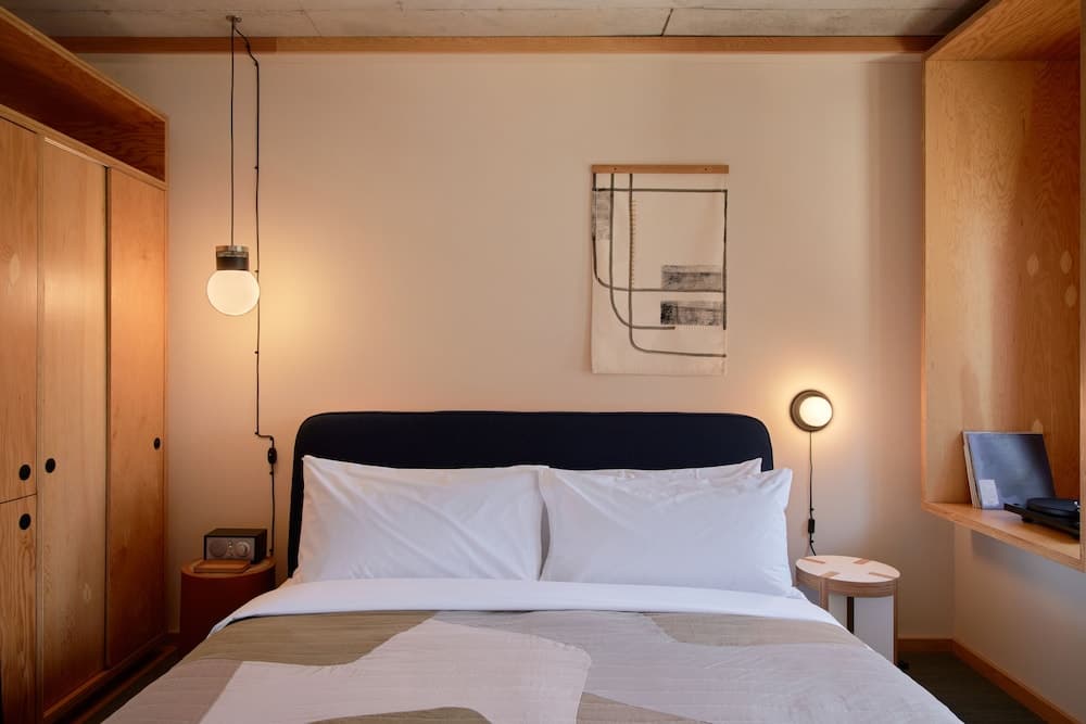 Room (Medium)