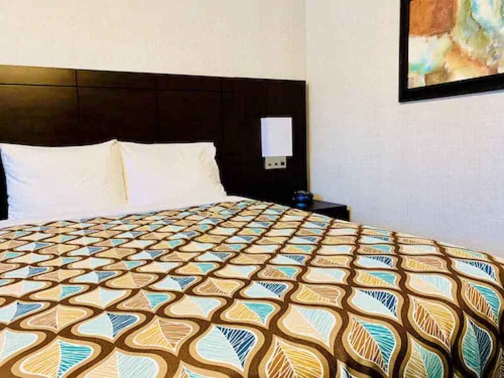 Standard Room, 1 Queen Bed (Non-wheelchair Accessible)