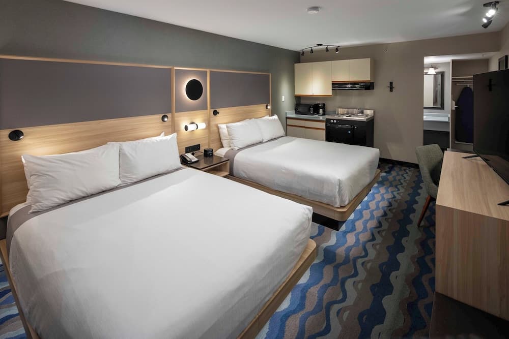 Room, 2 Queen Beds, Kitchenette