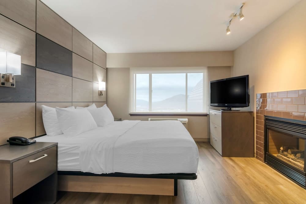 Standard Room, 1 King Bed, Non Smoking, Kitchenette