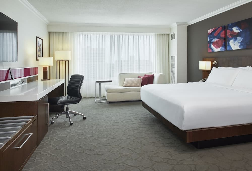 Signature Room, 1 King Bed, City View (Signature Club)