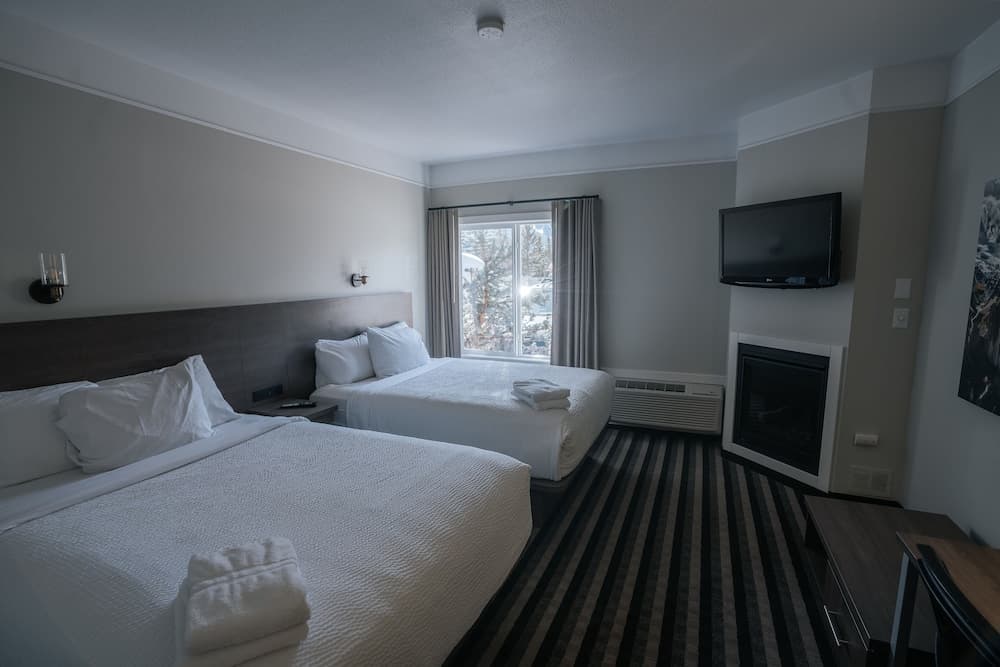Deluxe Double Queen Room ( No Pets)