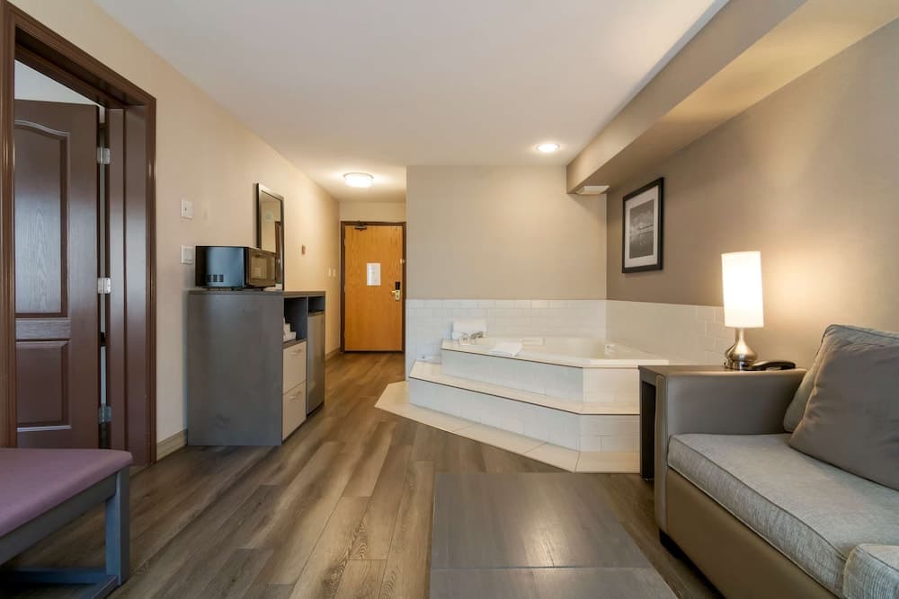 Suite, 1 King Bed, Jetted Tub, Mountain View (with Sofabed)