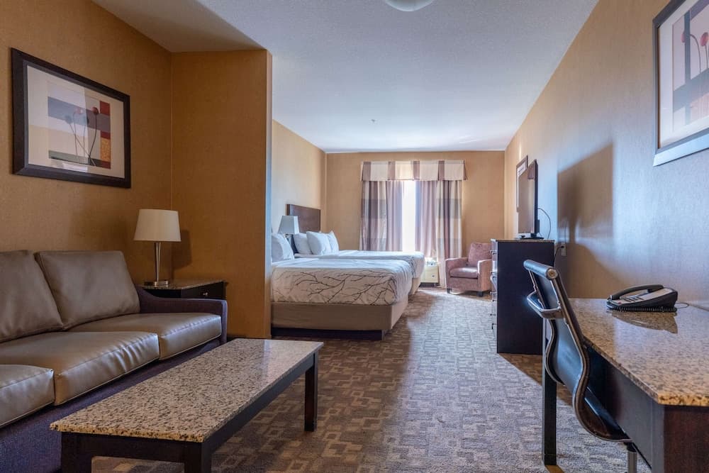 Family Suite, 2 Queen Beds, Non Smoking, Refrigerator & Microwave (with Sofabed)