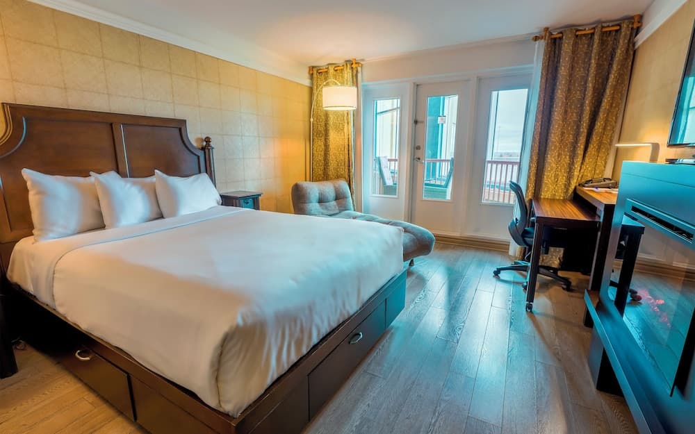 Classic 1 Queen Bed, Partial Garden View
