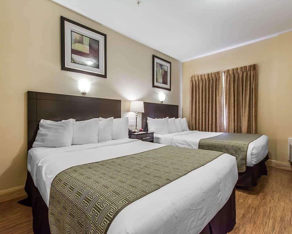 Traditional Room, 2 Queen Beds, Non Smoking