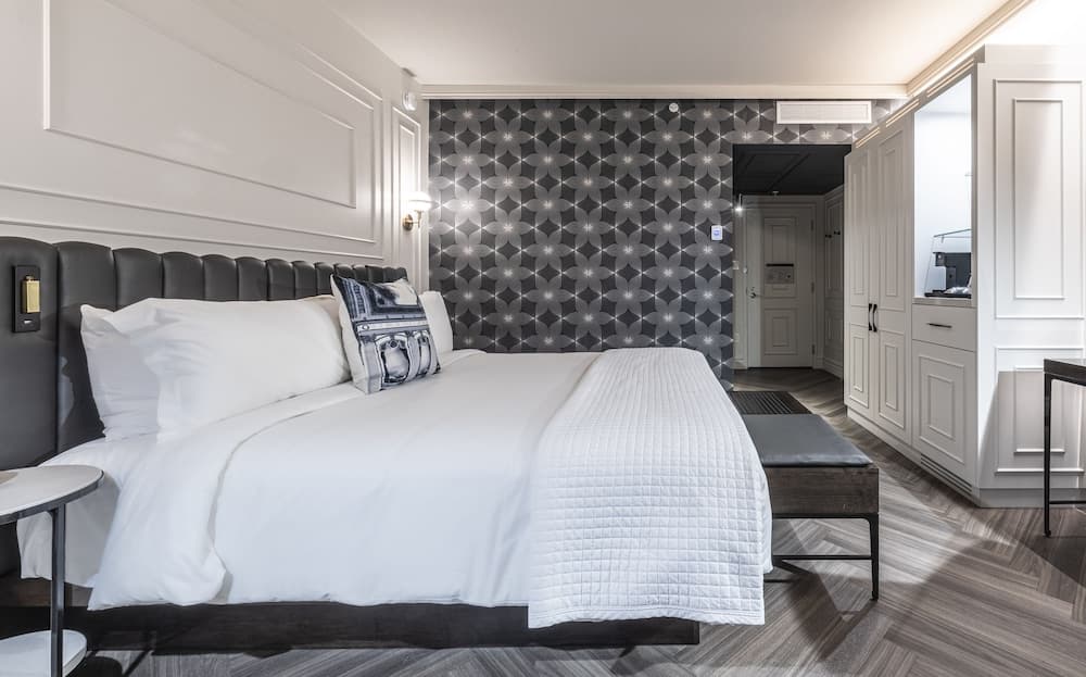 Citadine Room with King bed (with Old-Quebec view)