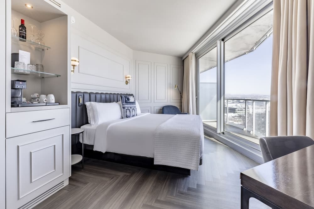 Room Citadine with King Bed, Balcony and Old Quebec View