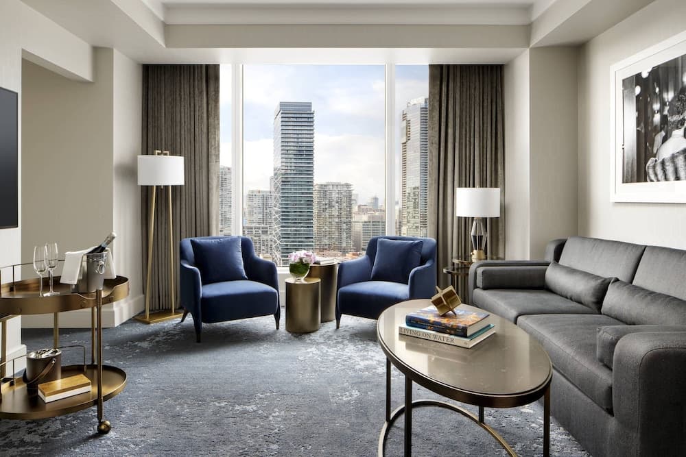 Suite, 1 King Bed with Sofa bed, Corner