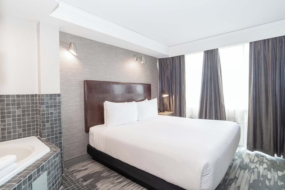 Suite, 1 King Bed, Kitchen (Washer Dryer, Jacuzzi)