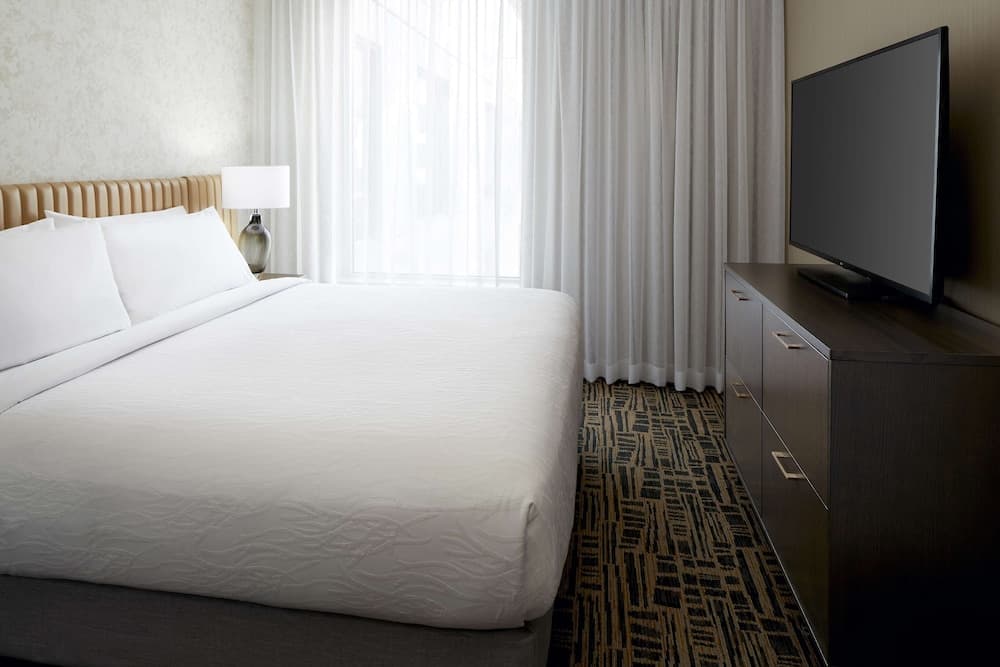 Suite, 1 King Bed, Accessible, Bathtub