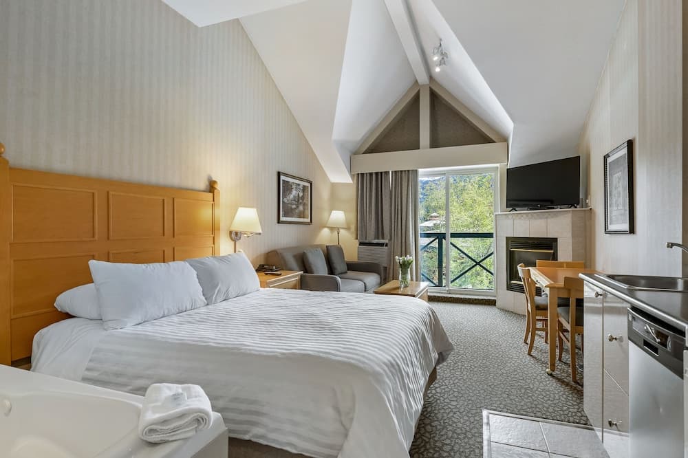 Premium Studio Suite, 1 Queen Bed with Sofa bed, Balcony, Mountain View - No Pets Allowed