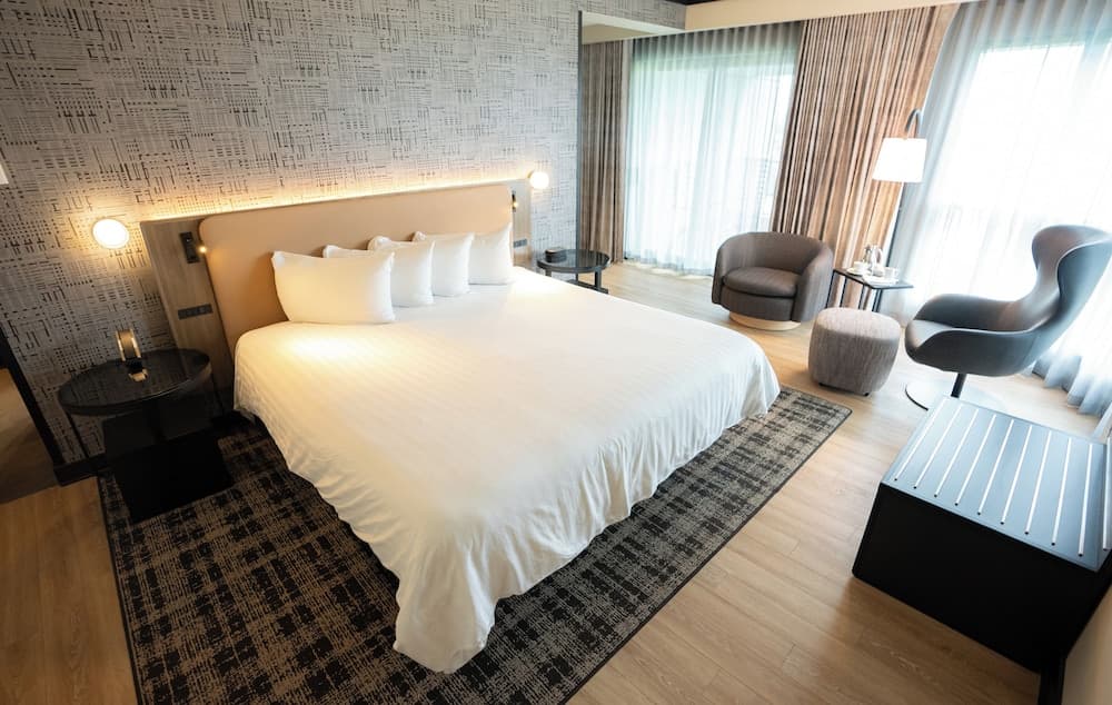 Deluxe Room, 1 King Bed, Balcony, Golf View