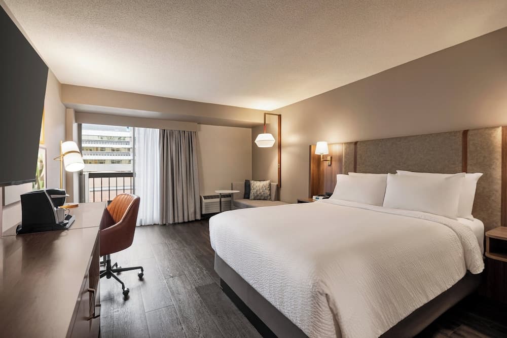 Standard Room, 1 Queen Bed, Accessible (Roll-In Shower)
