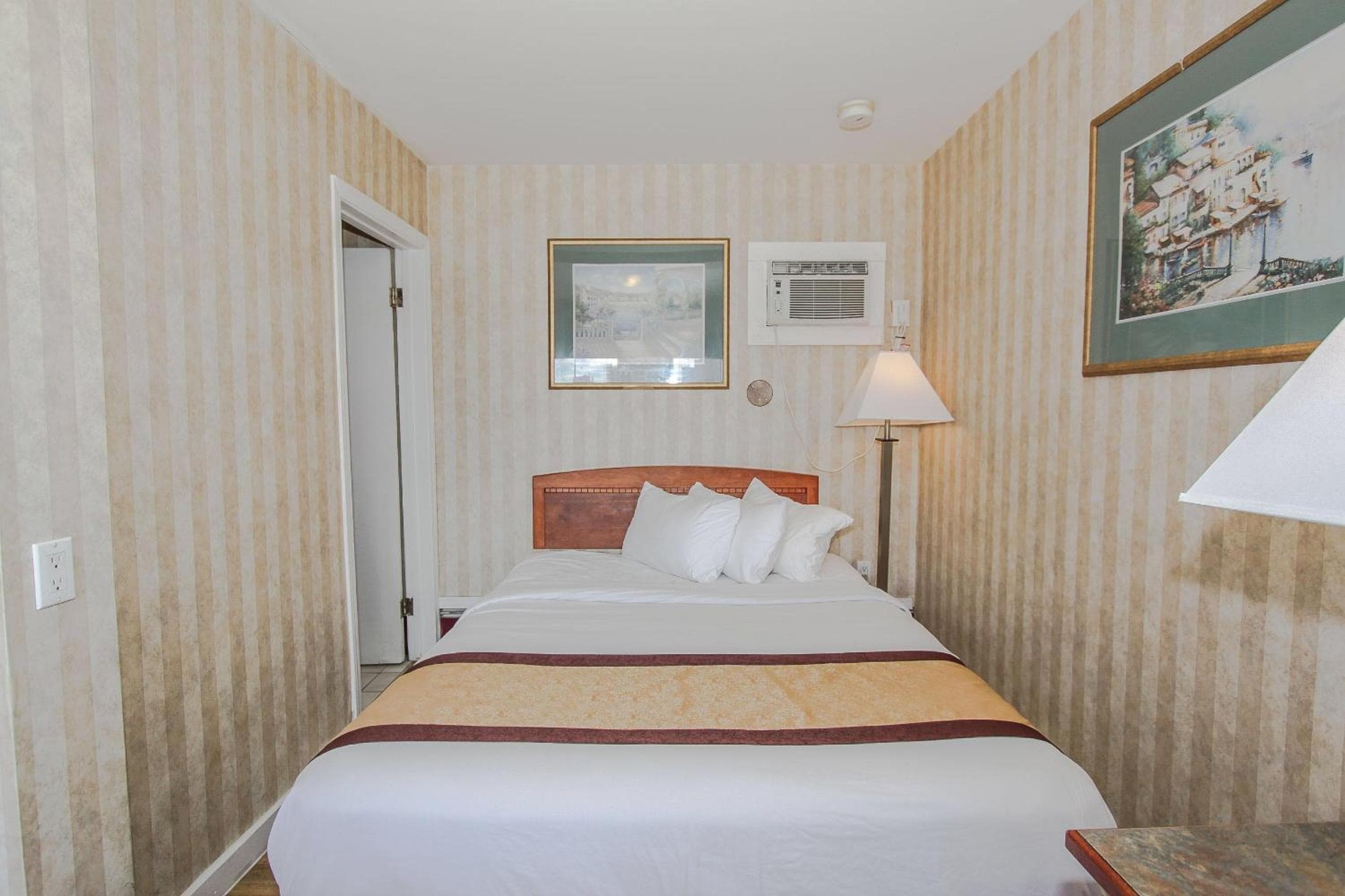 1 Queen Bed Non-Smoking