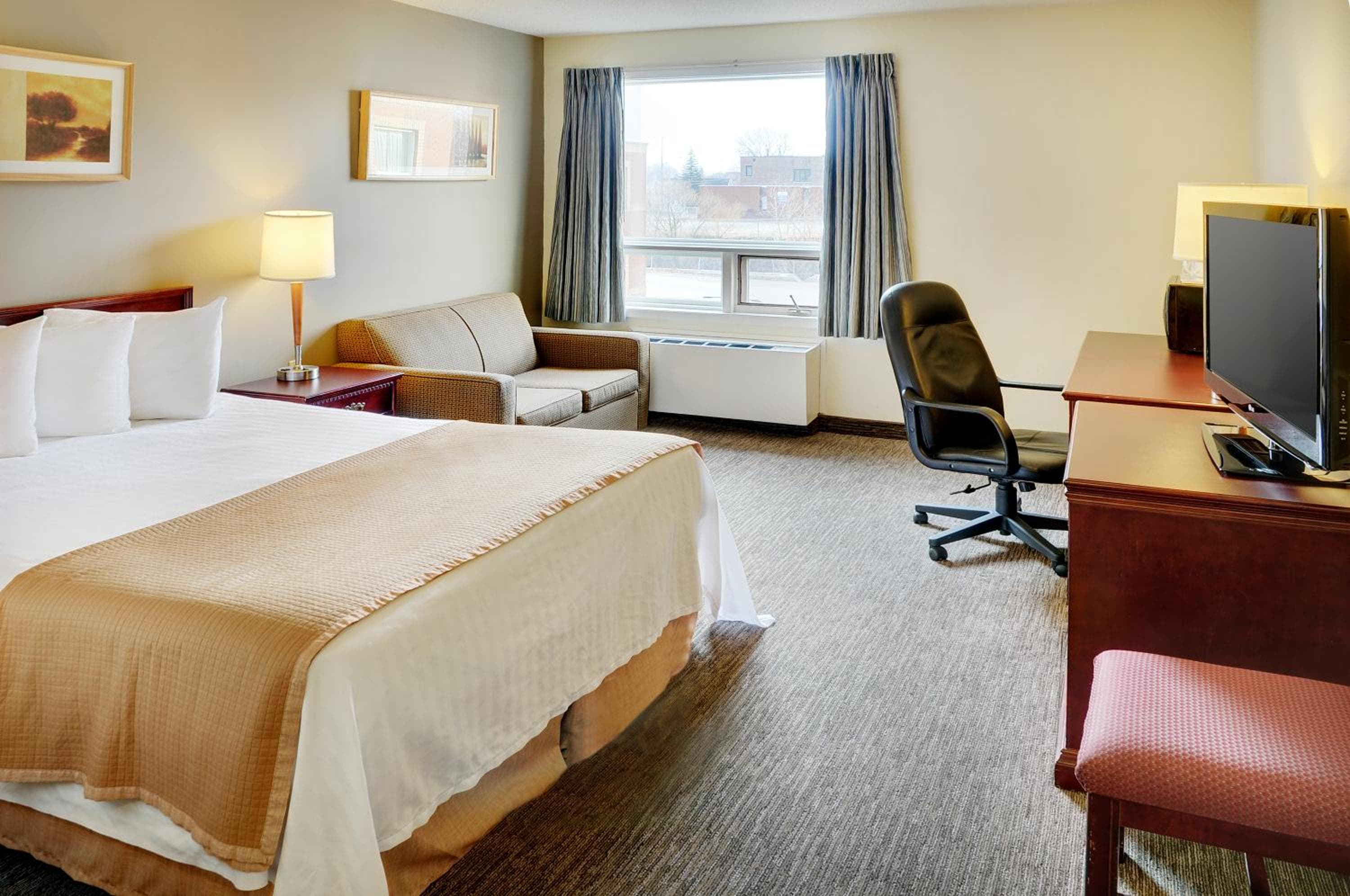 Deluxe Drive Up Room with One Queen Bed - Non-Smoking