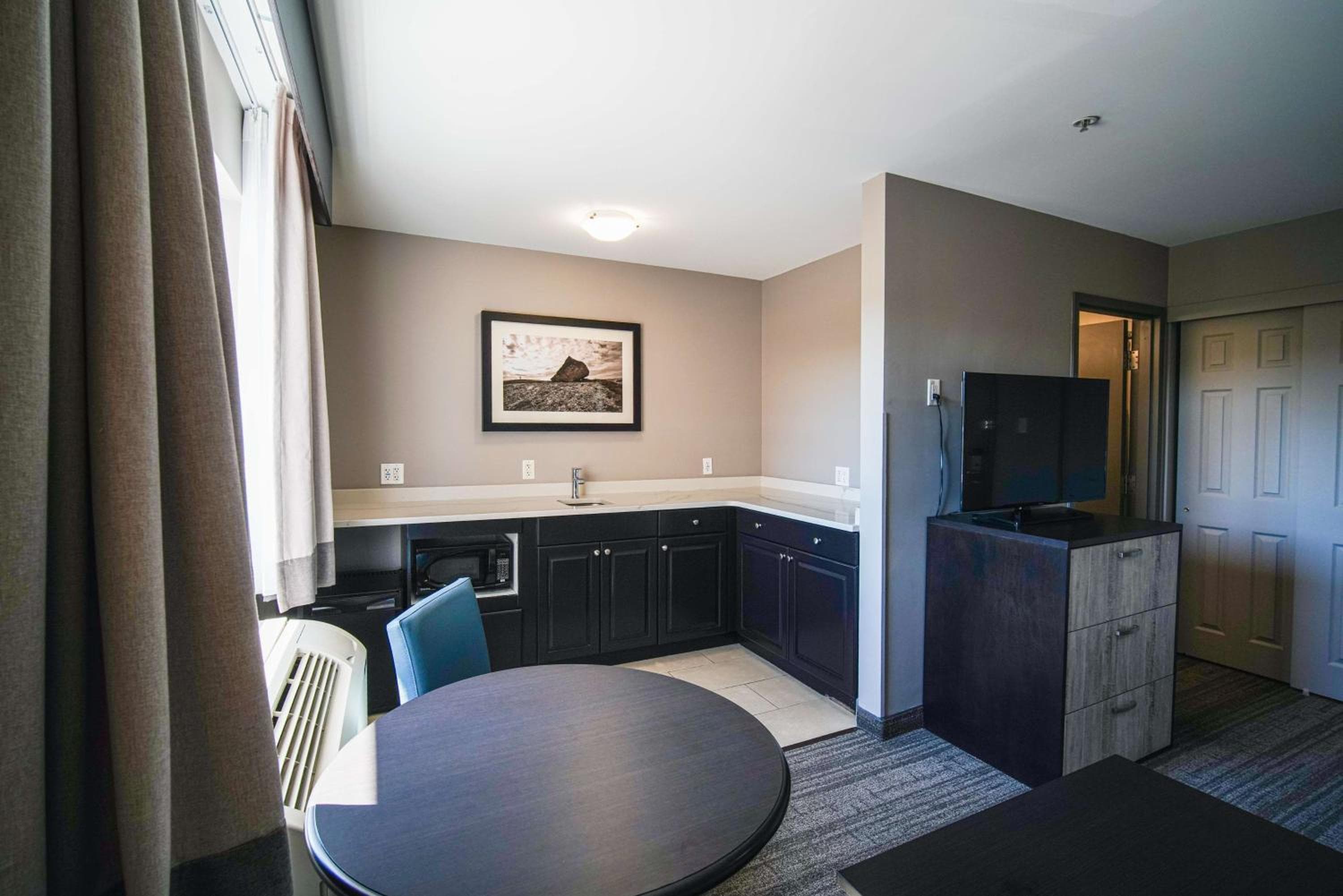 Queen Suite - Non-Smoking