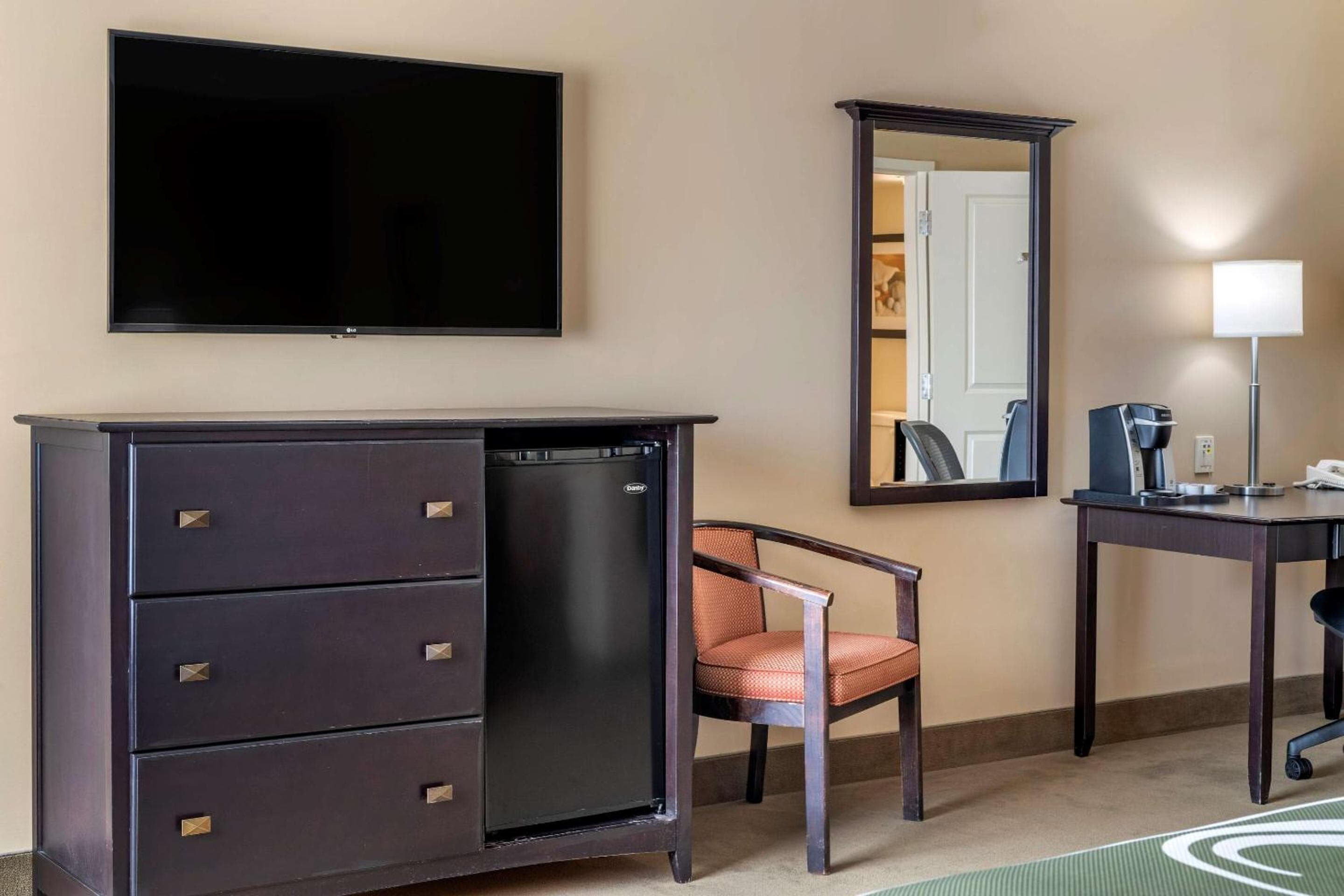 Superior Family Queen Suite - Non-Smoking