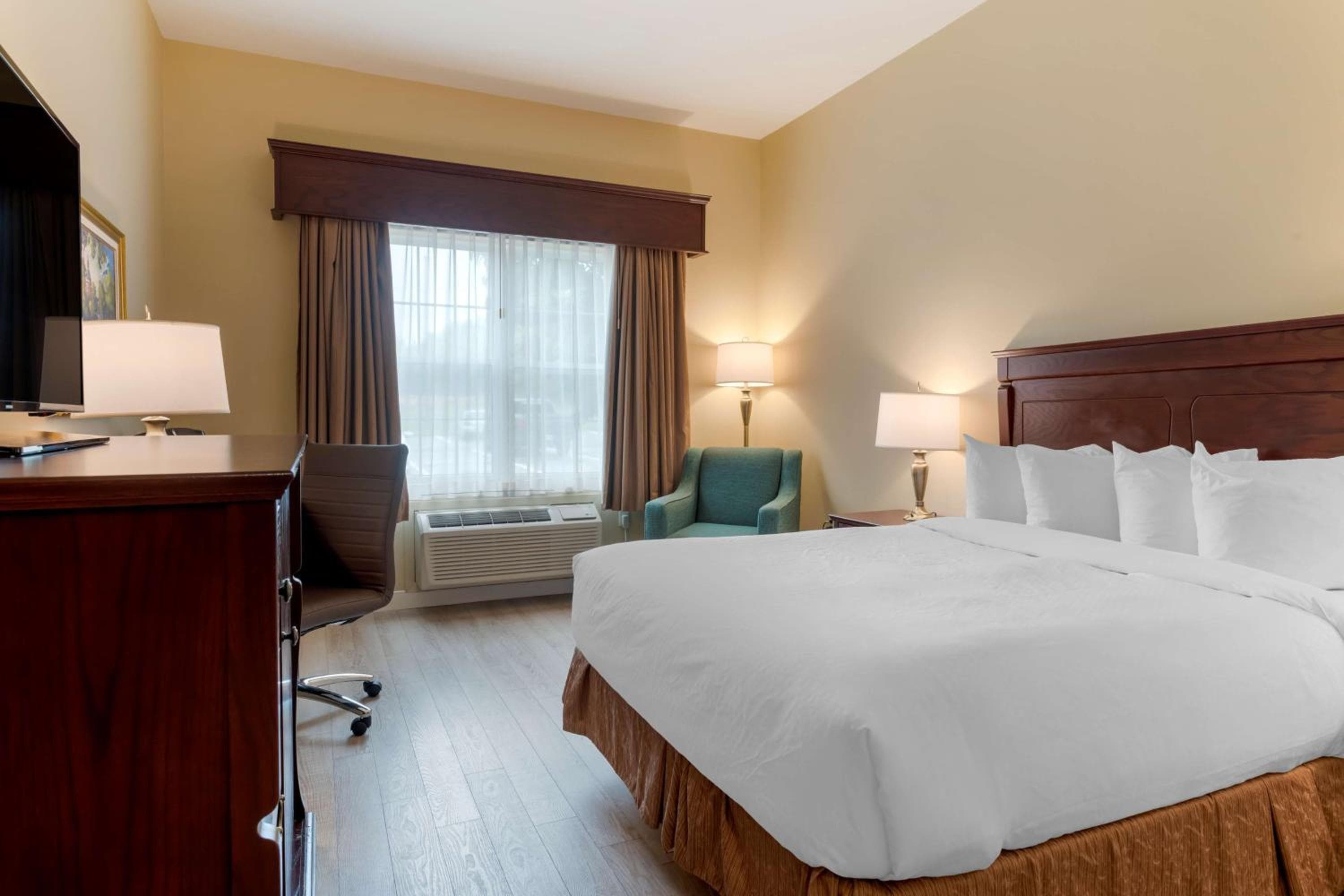 King Room with Roll-in Shower - Disability Access/Non-Smoking