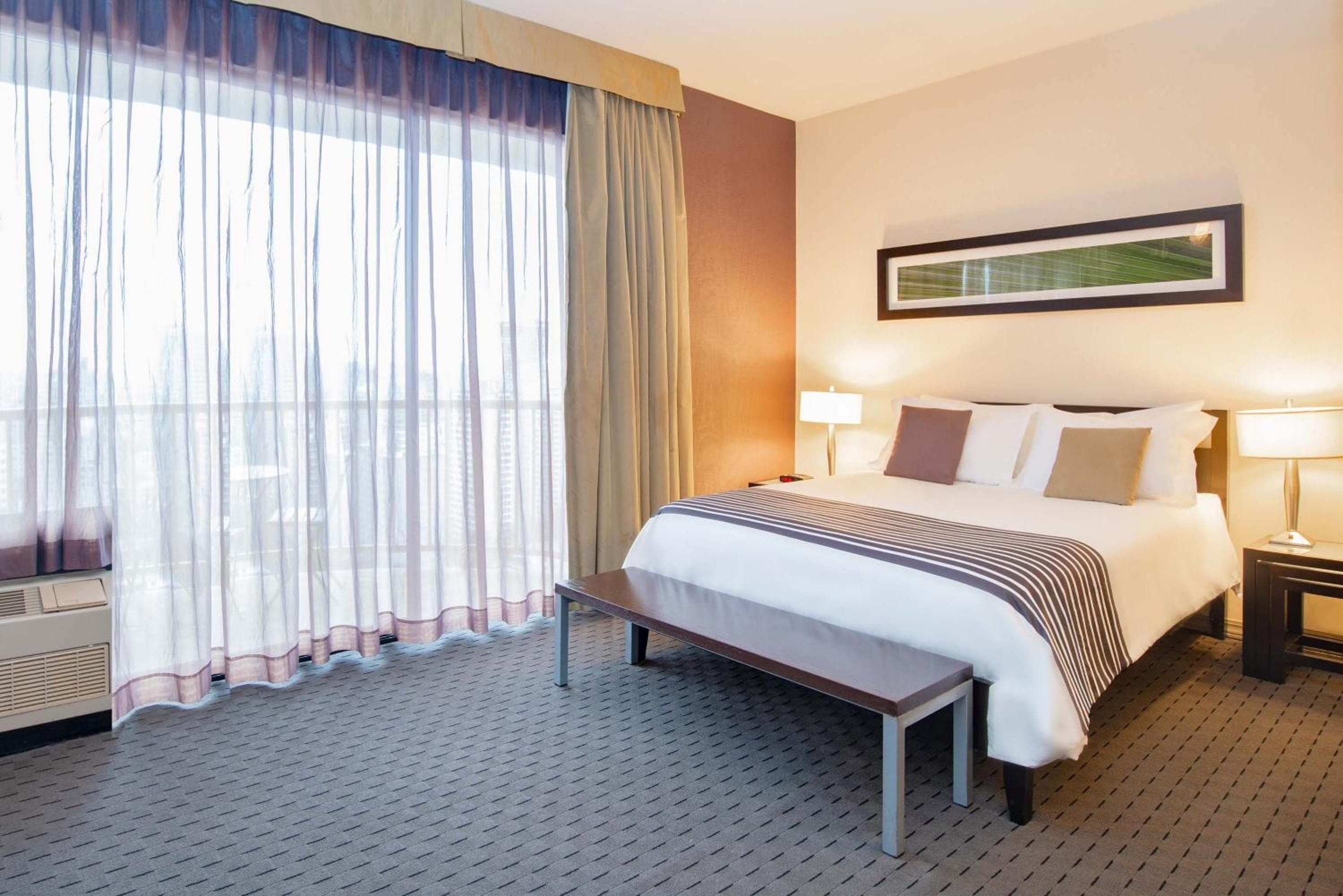 City View Penthouse Studio, 1 Queen Bed, Jacuzzi, Kitchen, Balcony