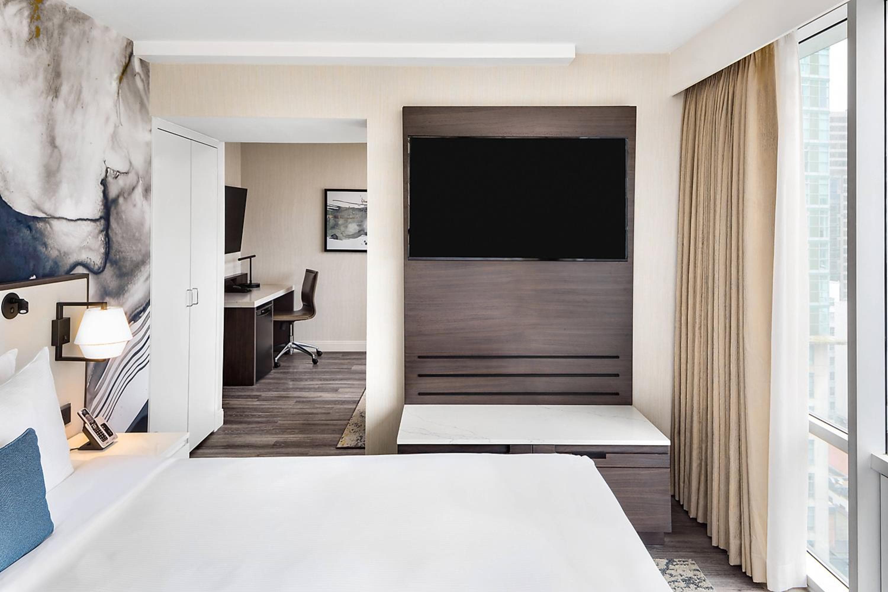Deluxe Corner View, Suite, 1 King, Sofa bed, City view