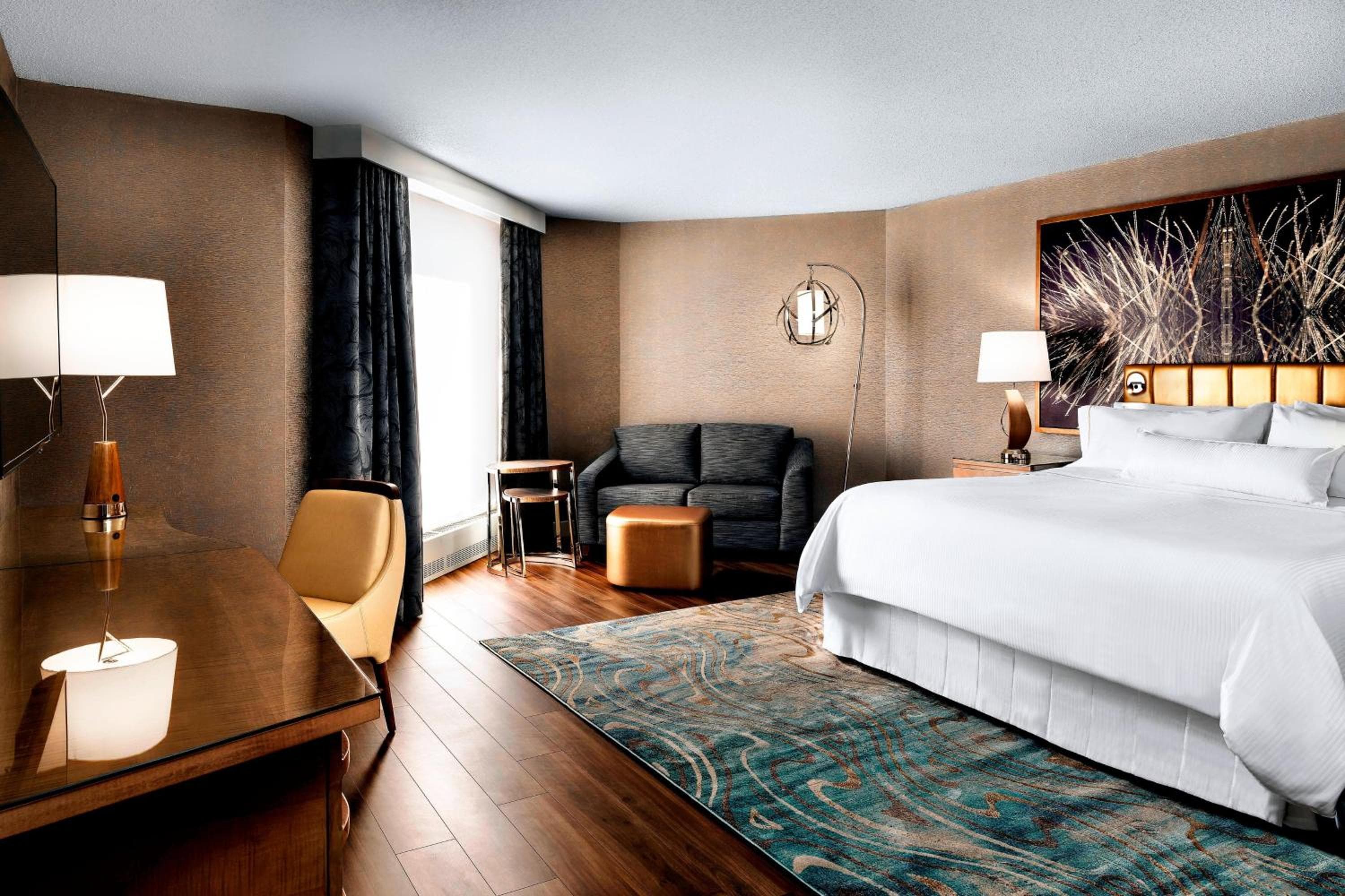 Deluxe, Larger Guest room, 1 King, Airport view