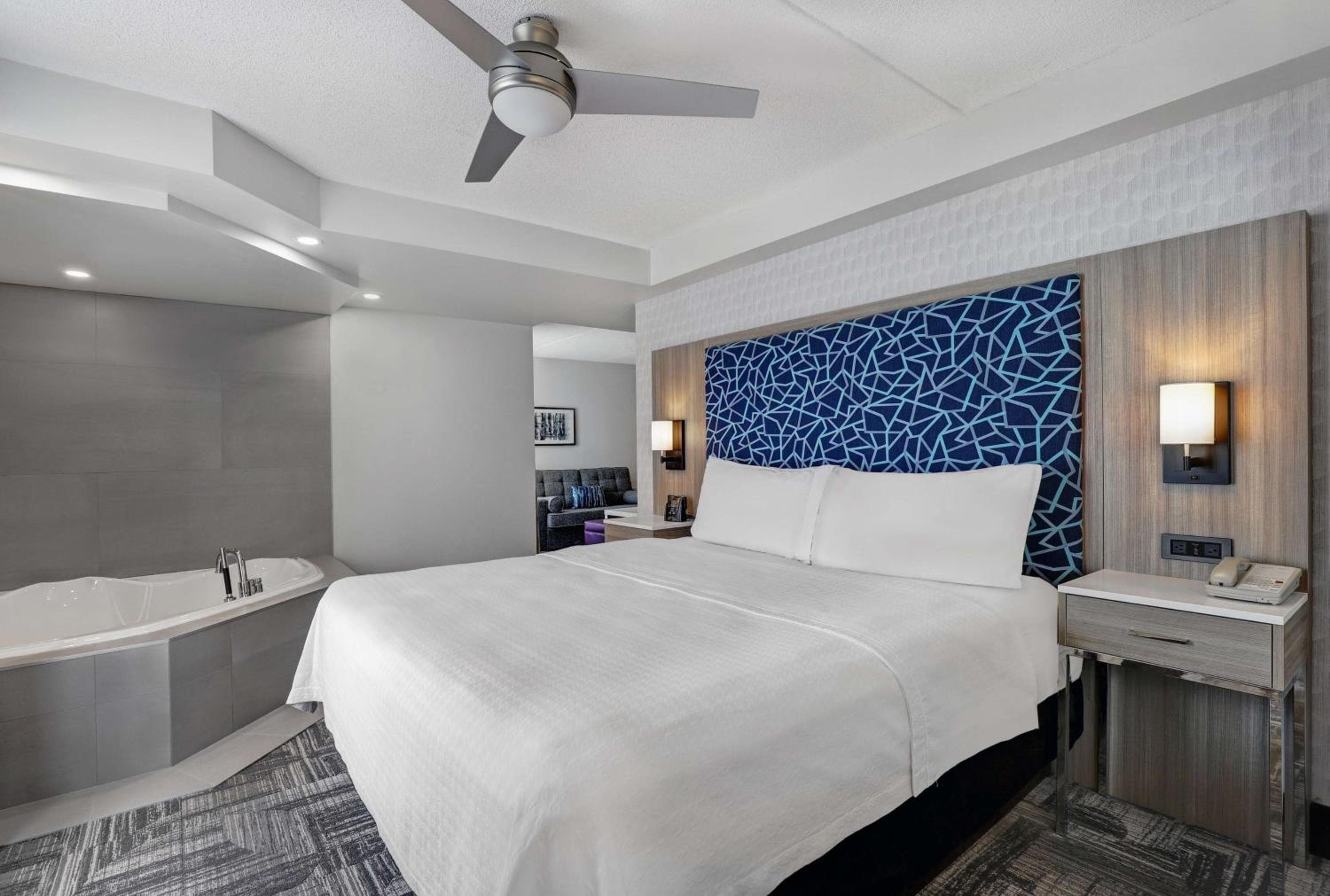 King Studio Suite with Whirlpool - Non-Smoking