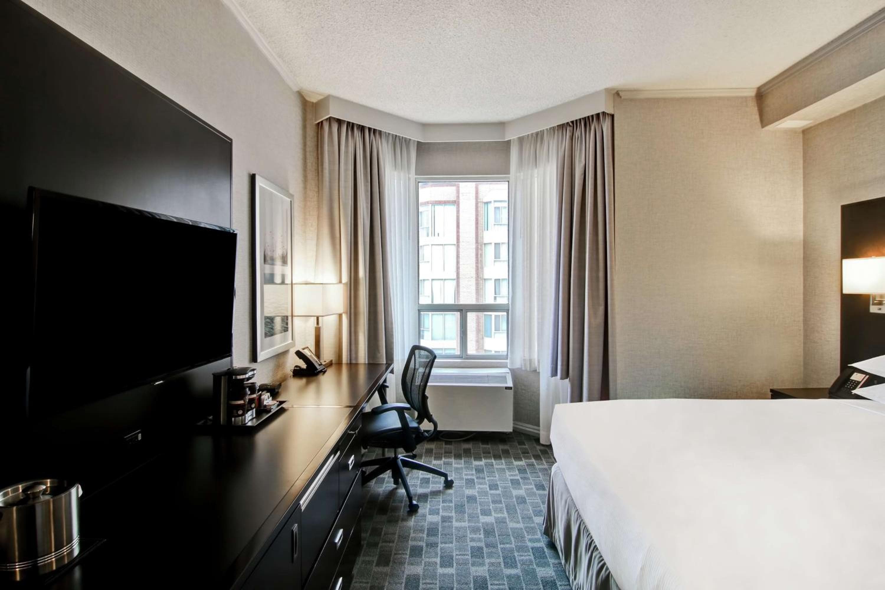 Queen Room with Roll-in Shower