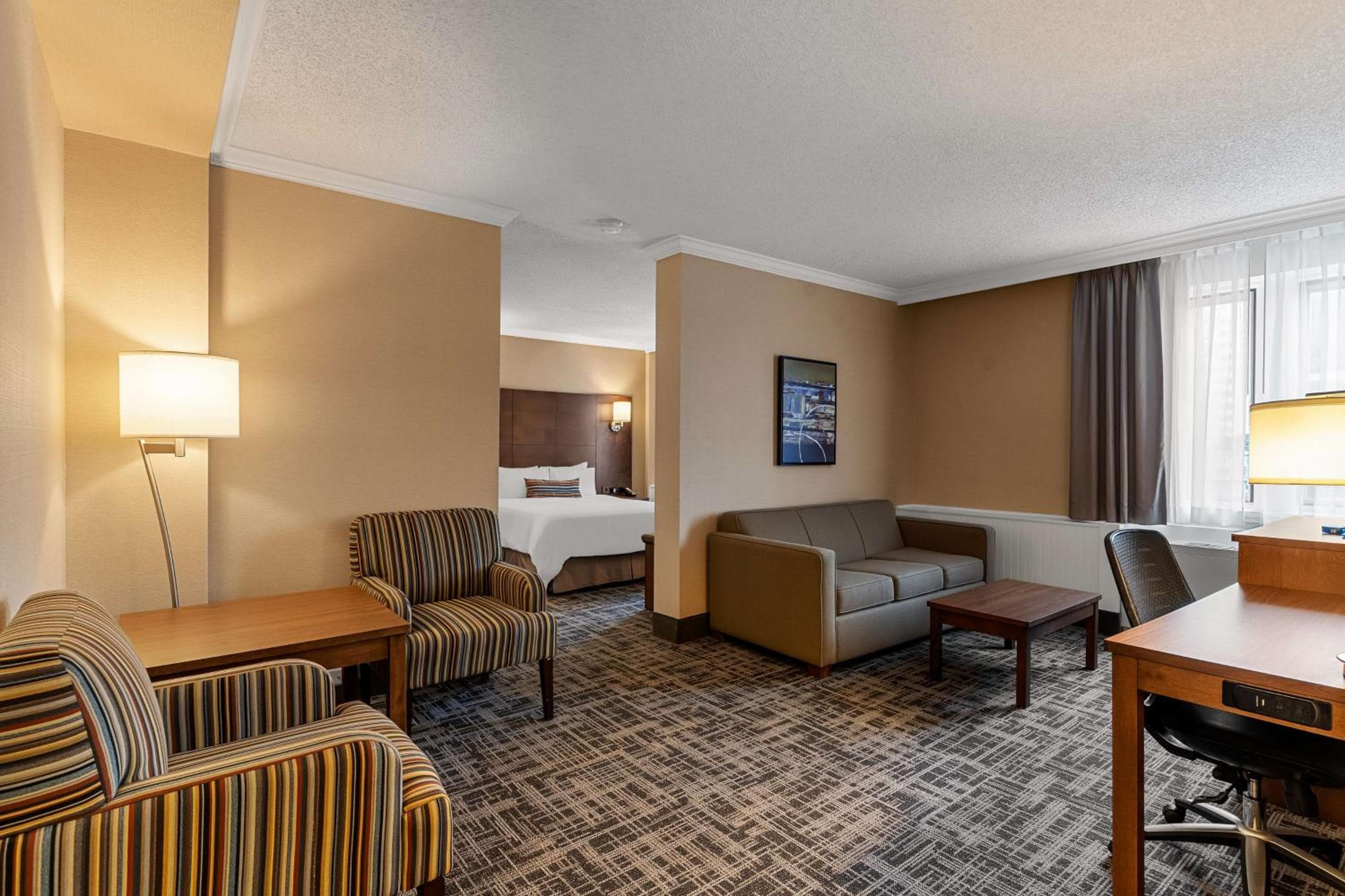 Queen Suite with Sofa Bed and Living Area - Non-Smoking
