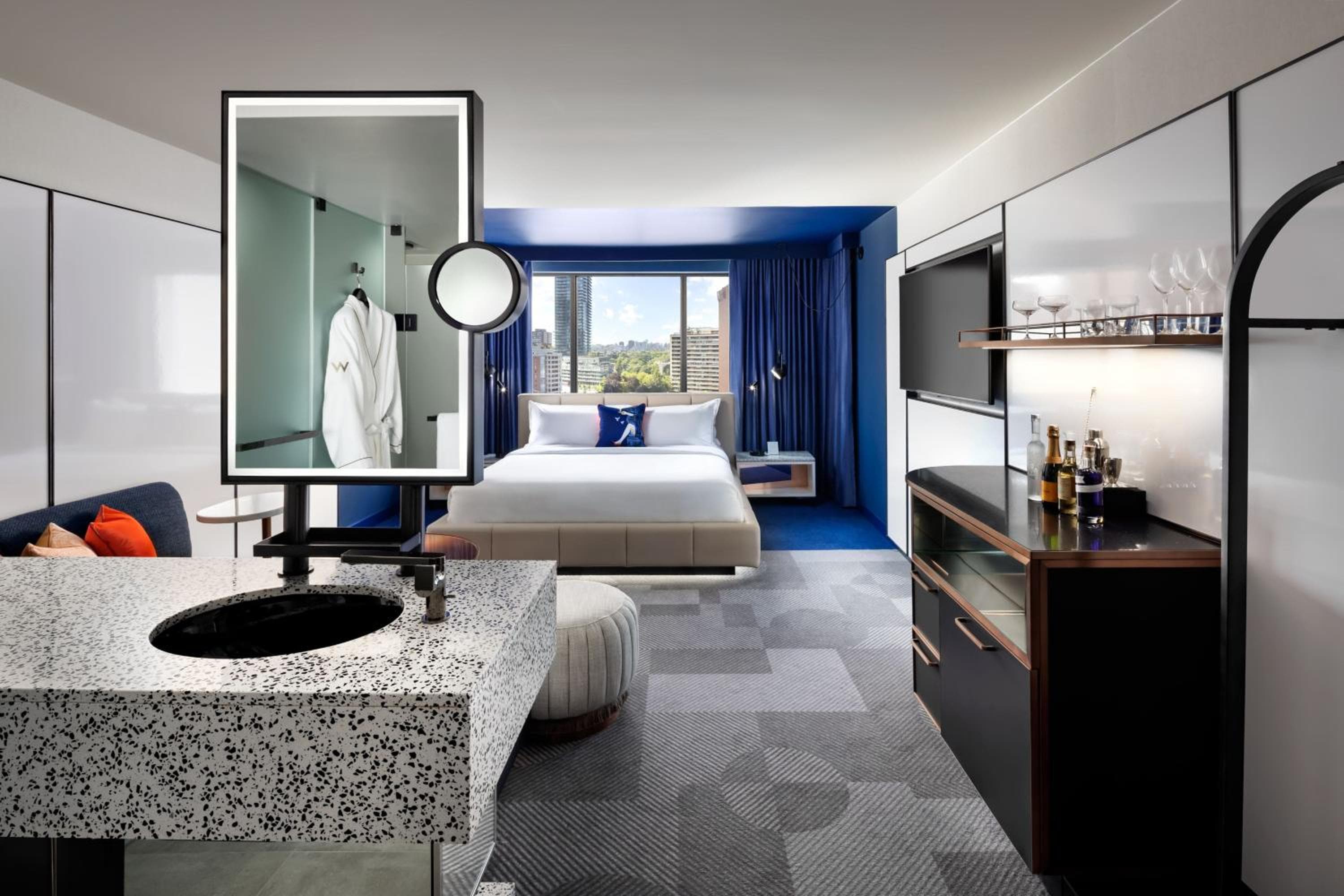 Superior King Room with City View