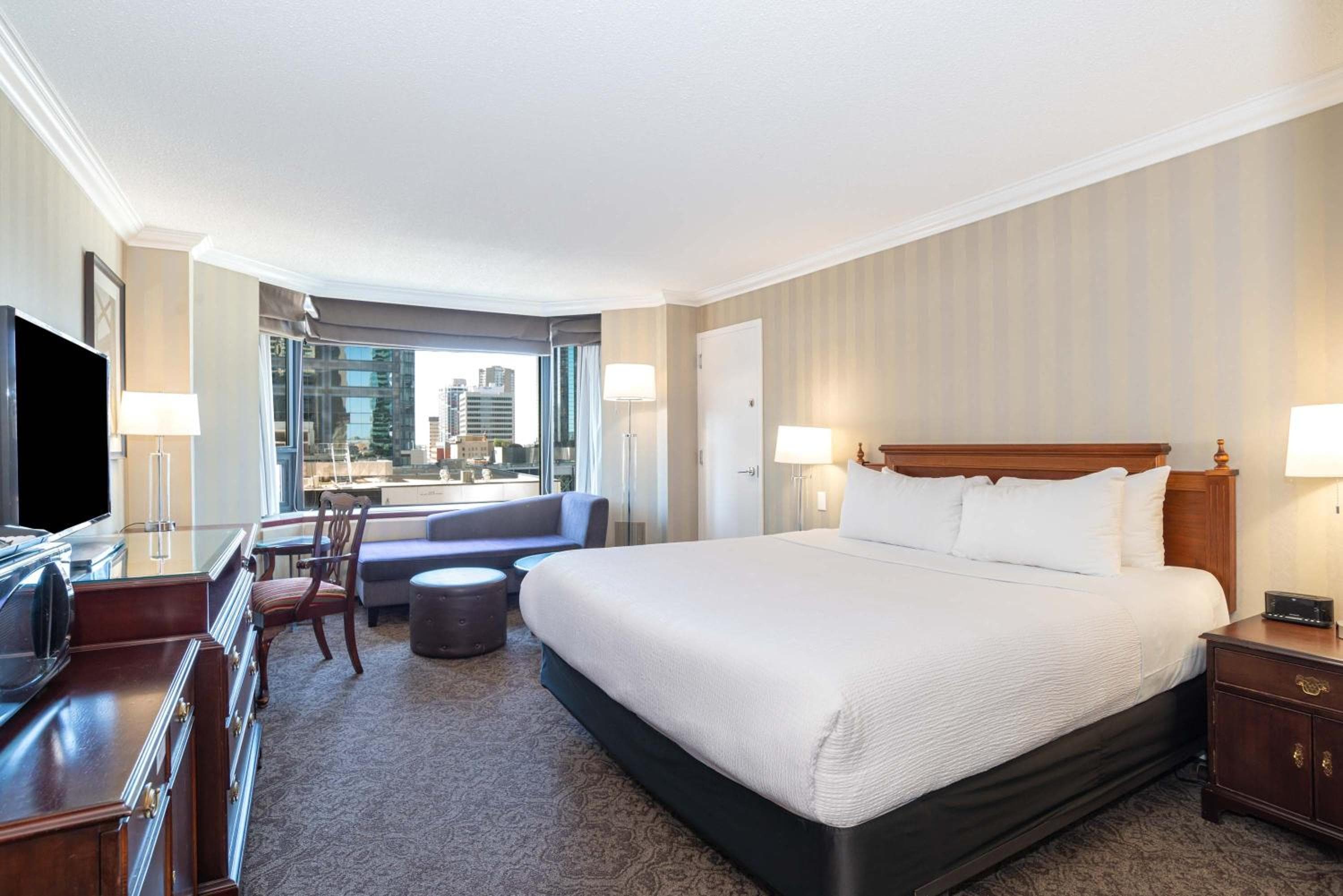 Deluxe Room, 1 King Bed, Middle Floors