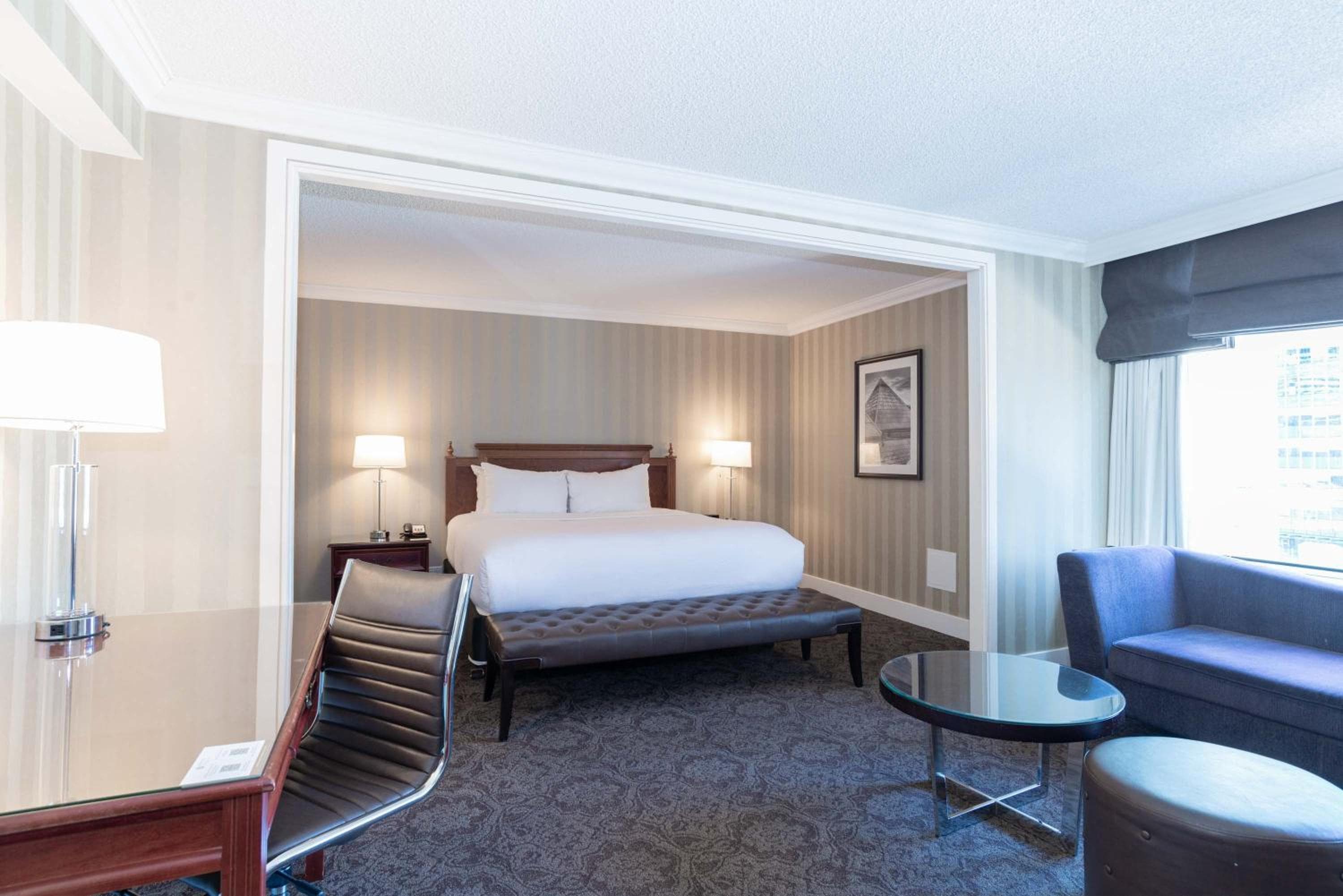 Deluxe Grand Room, 1 King Bed, Middle Floors