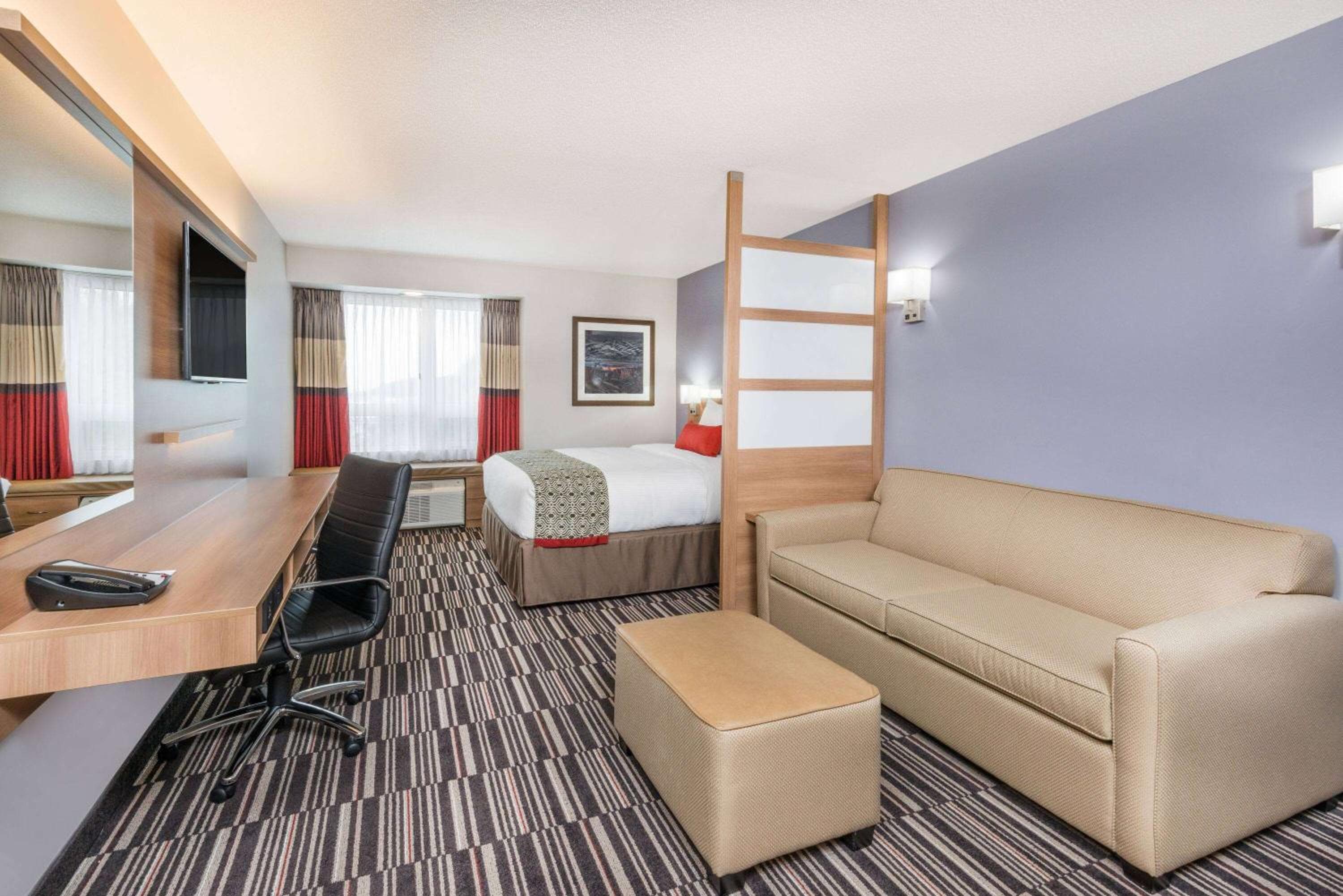 Junior Suite with One Queen Bed - Non-Smoking