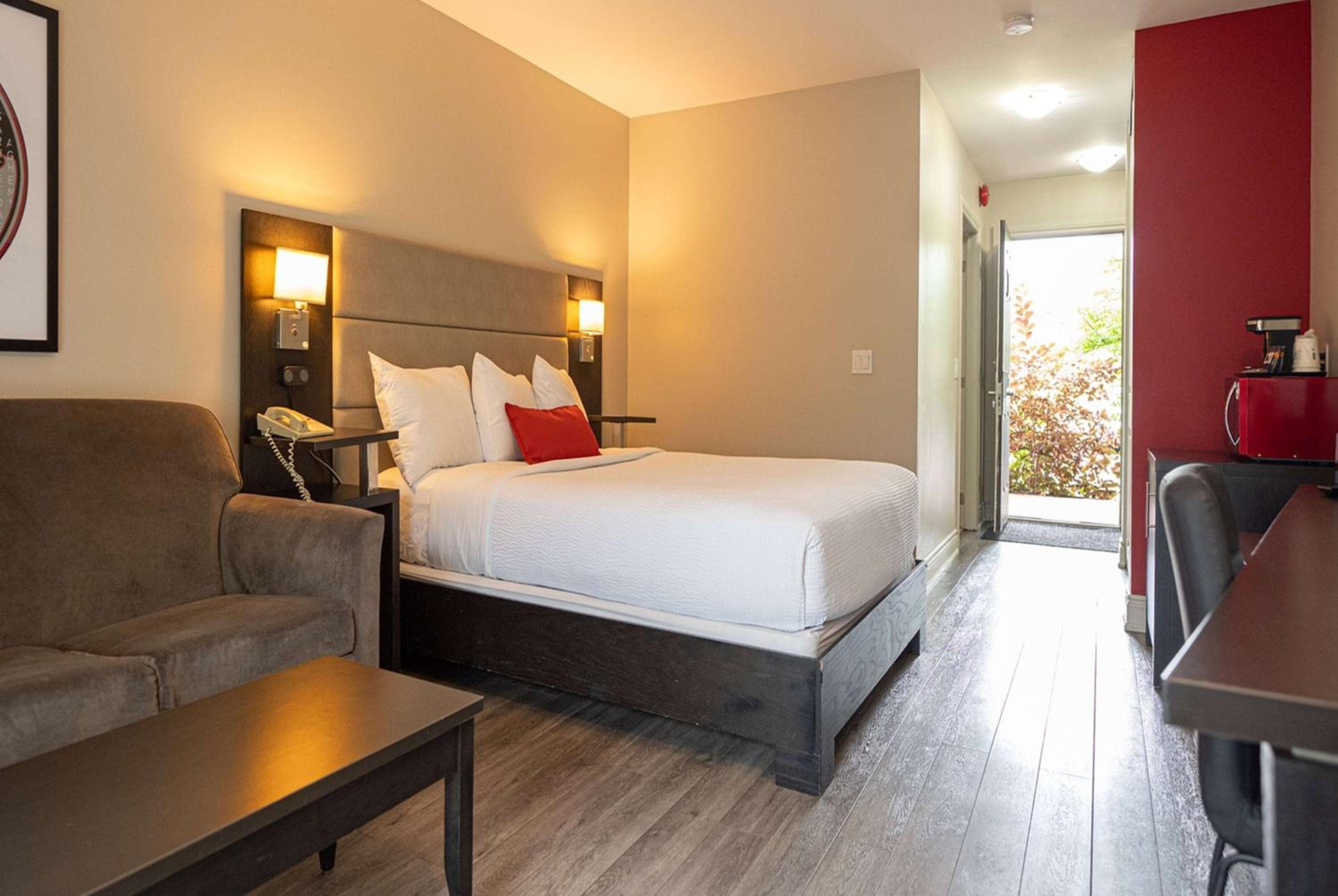 1 Queen Bed, Mobility Accessible Room, Water Front, Non-Smoking