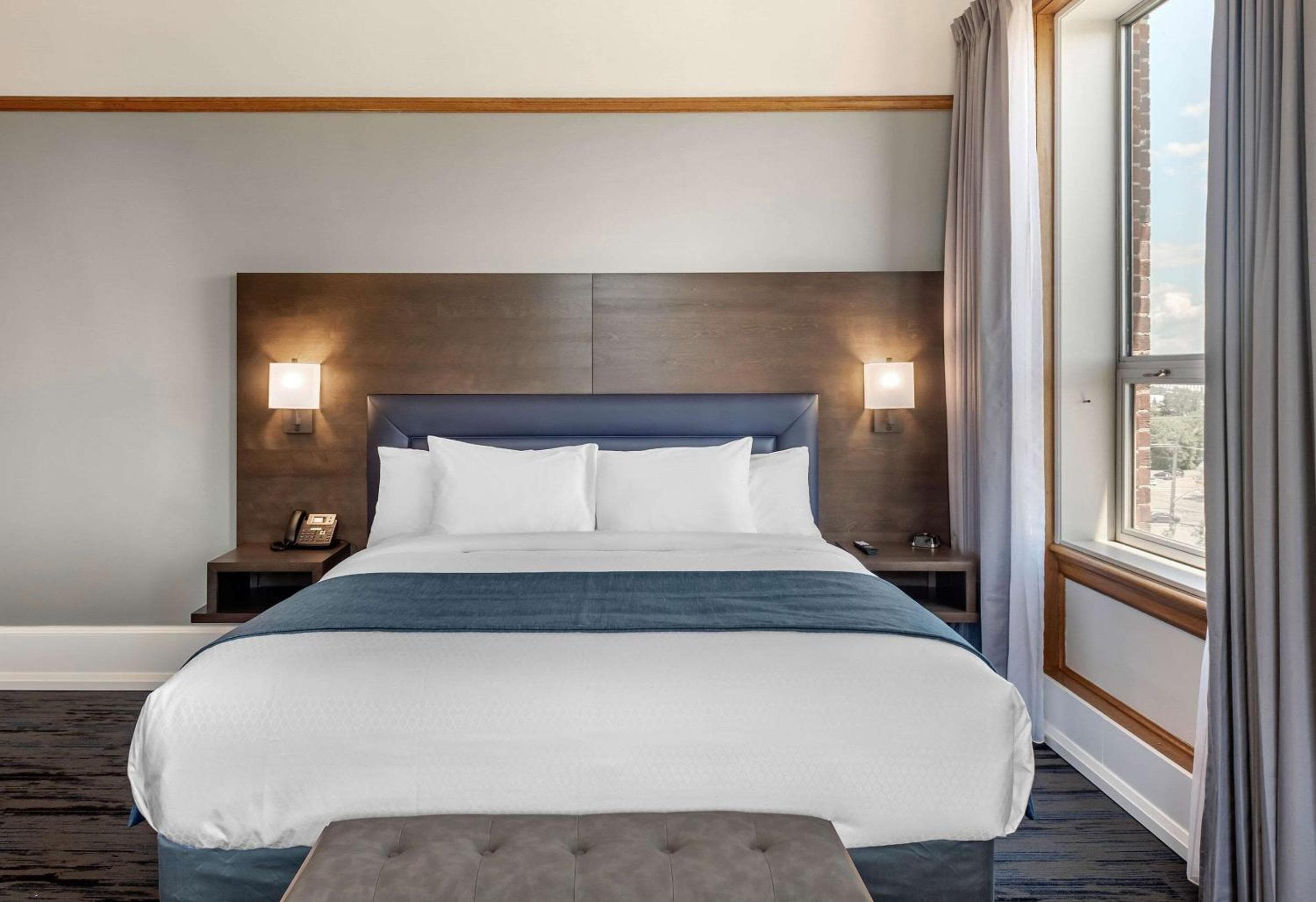 Superior King Room with Lake View - Non-Smoking