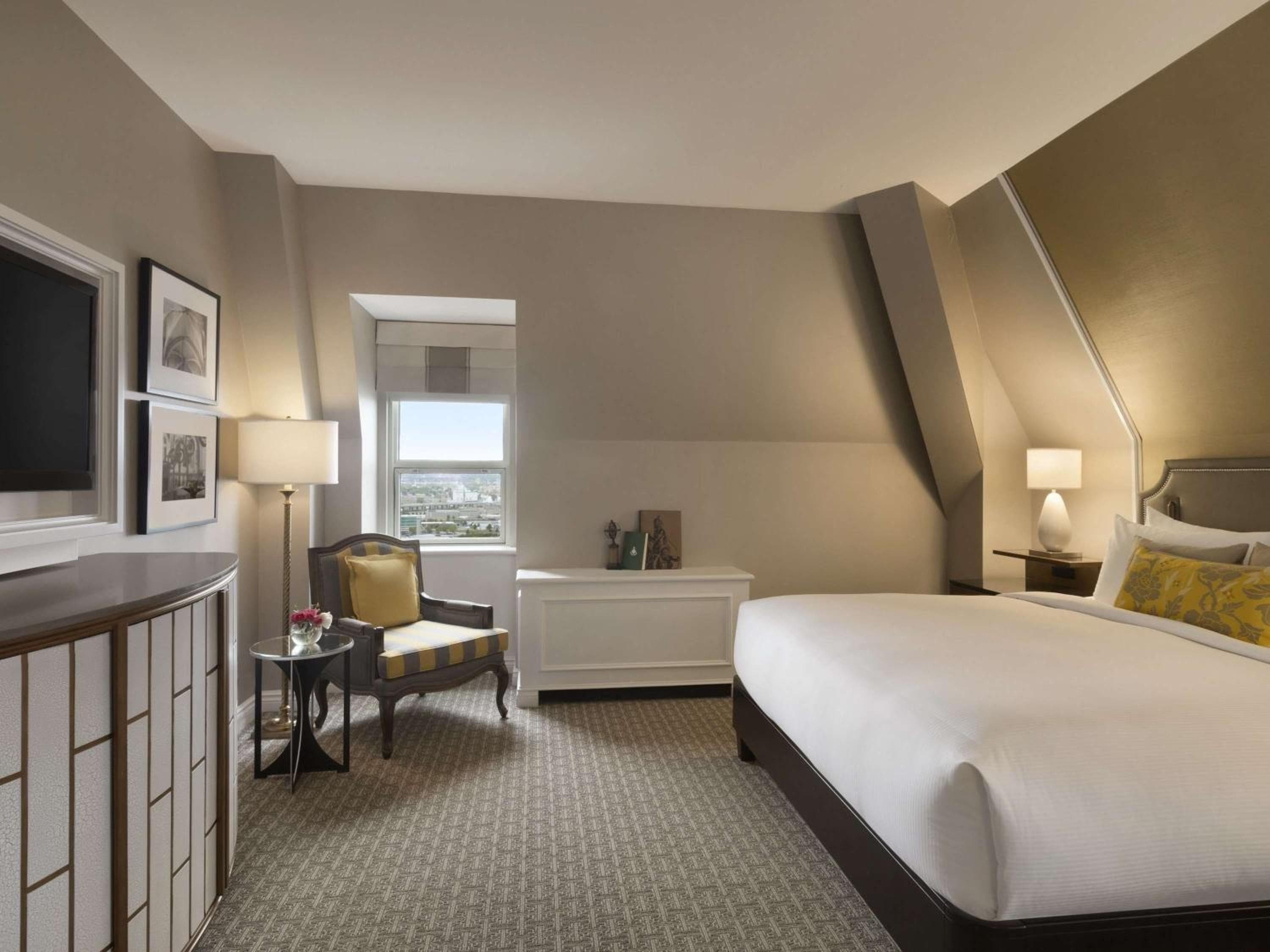Deluxe King Room with City View