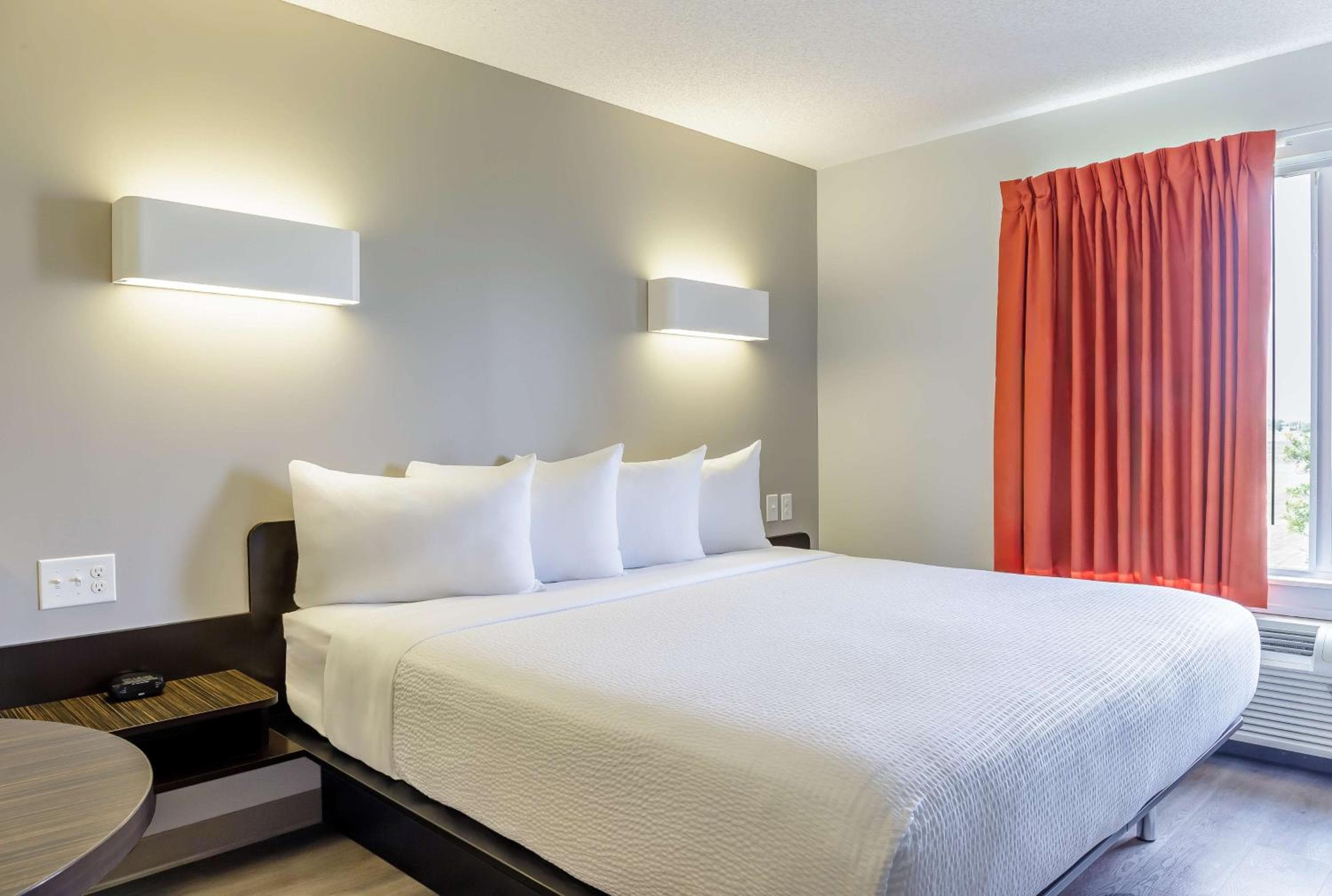 Deluxe King Room - Non-Smoking