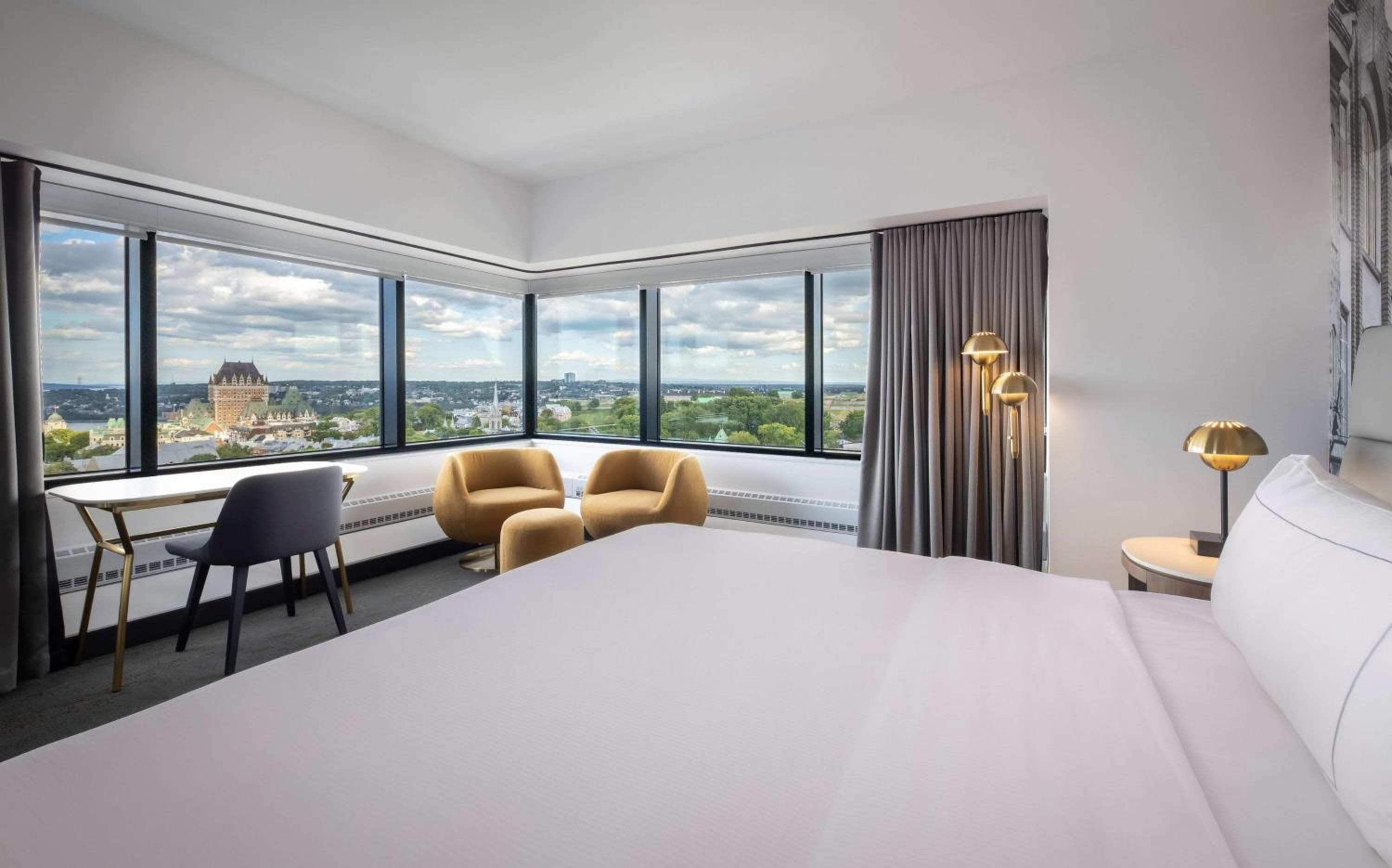 Deluxe Corner King Room with River View