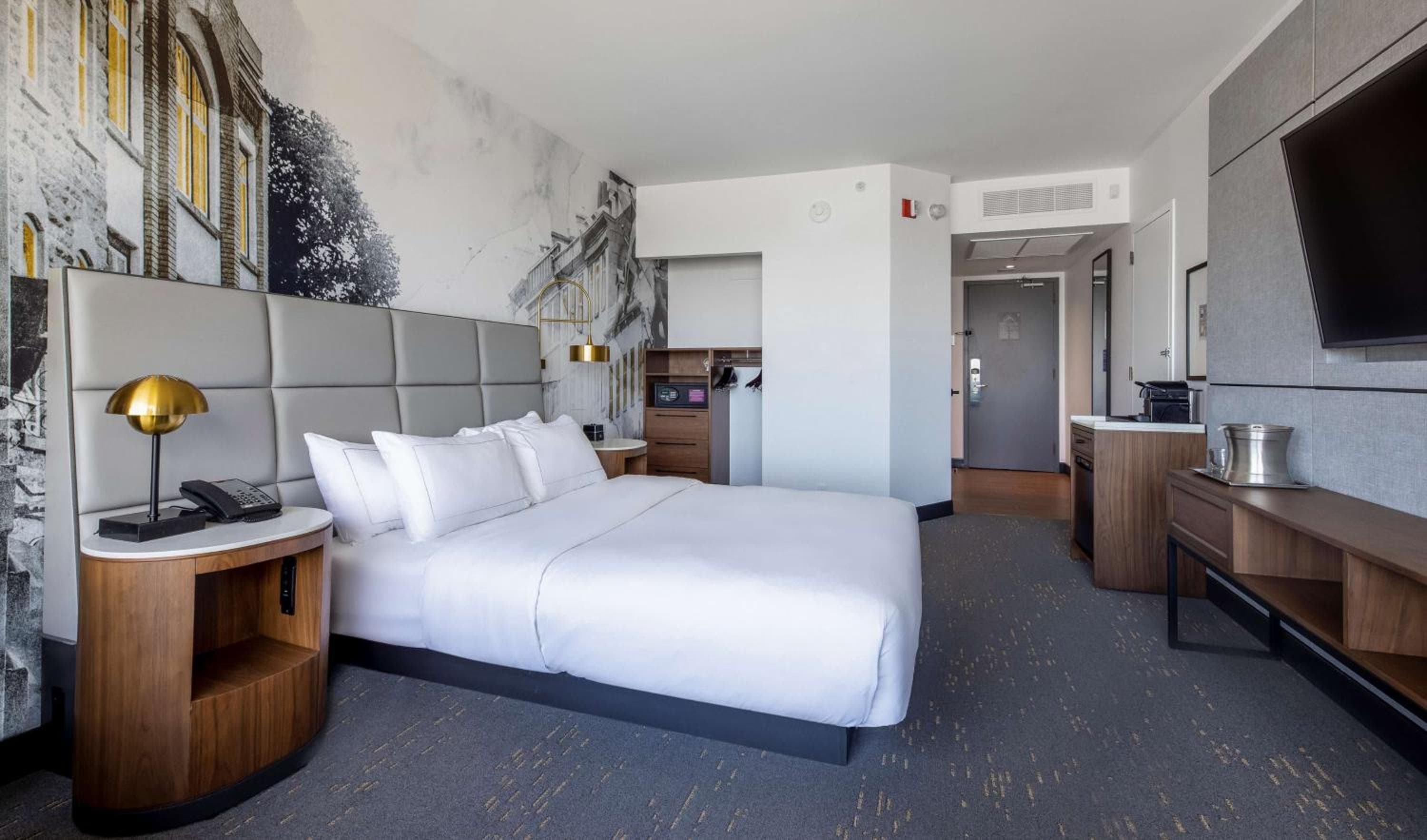 1 Queen Mobility Accessible