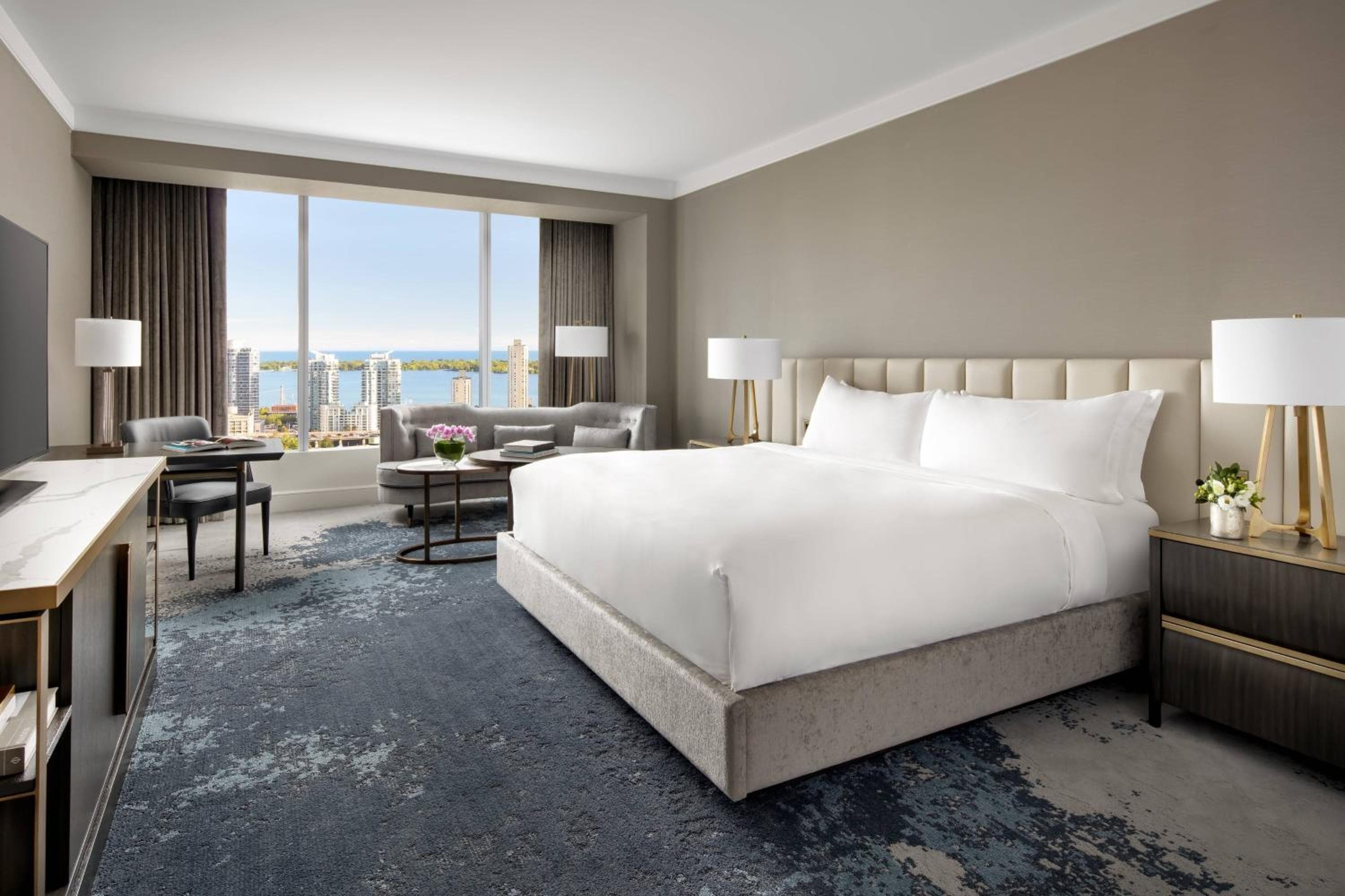 Lake Ontario View Room - 1 King bed