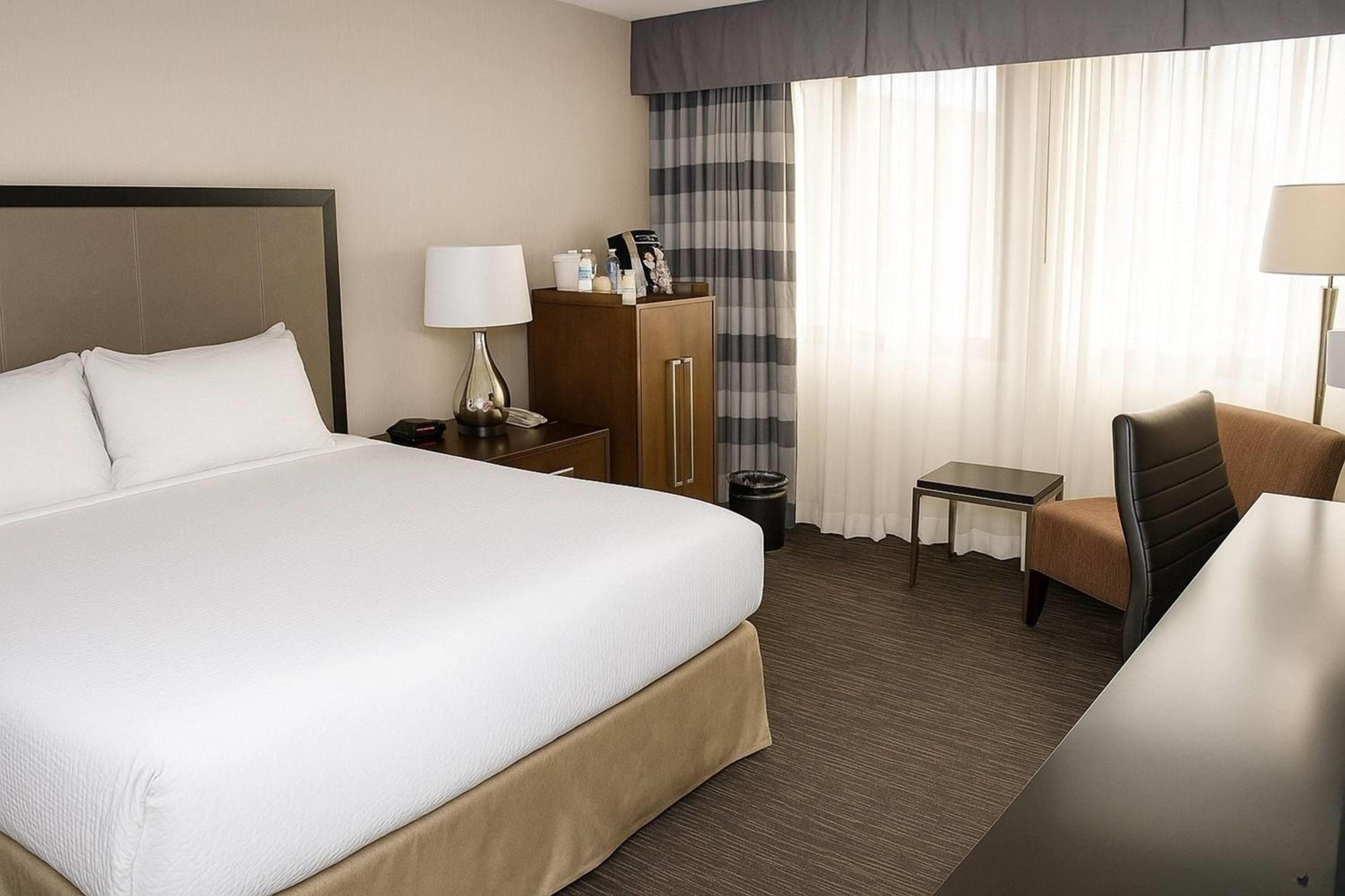 Deluxe Queen Room - Mobility Accessible with Bathtub with Grab Bars