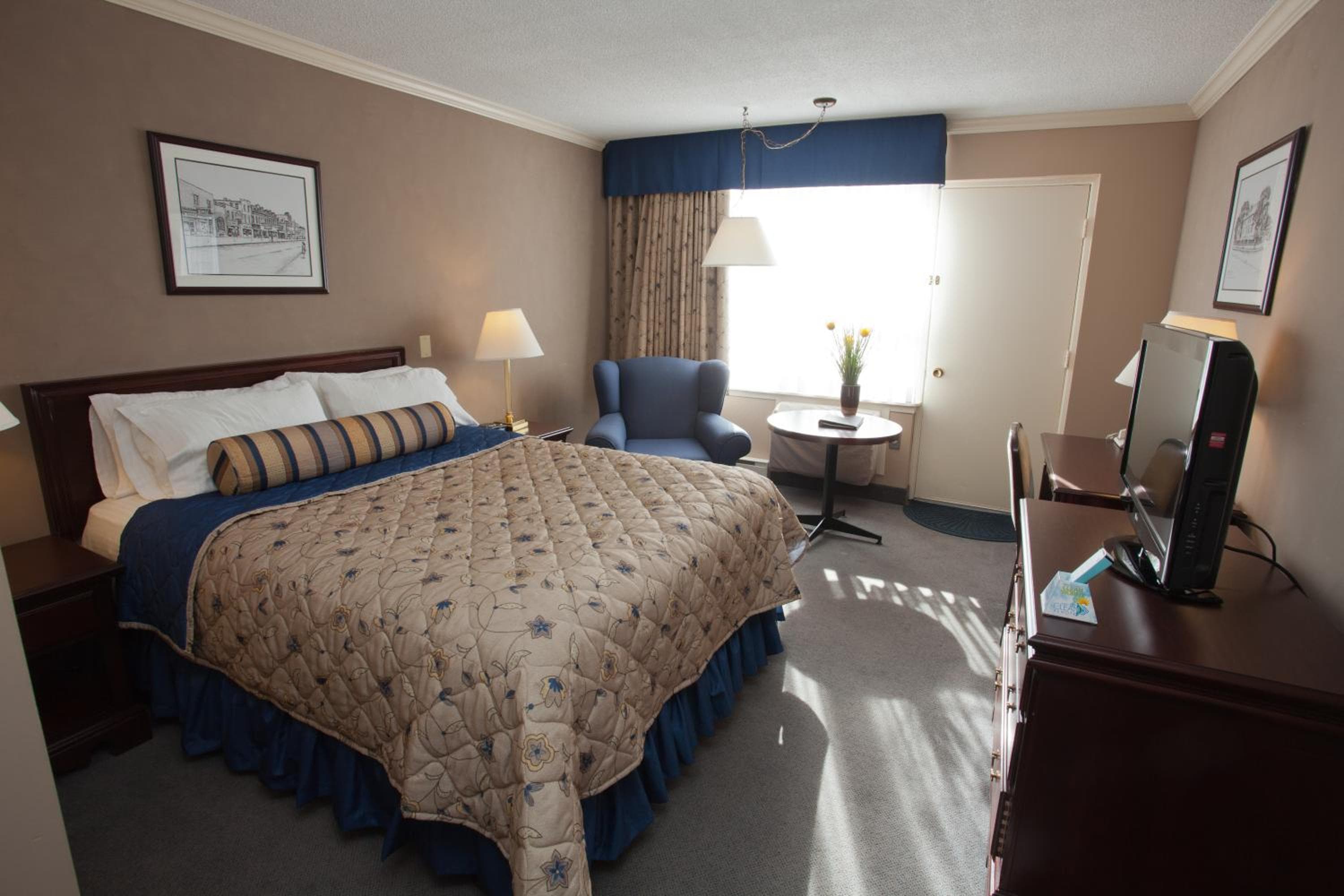 Standard Queen Room with Drive-Up Access