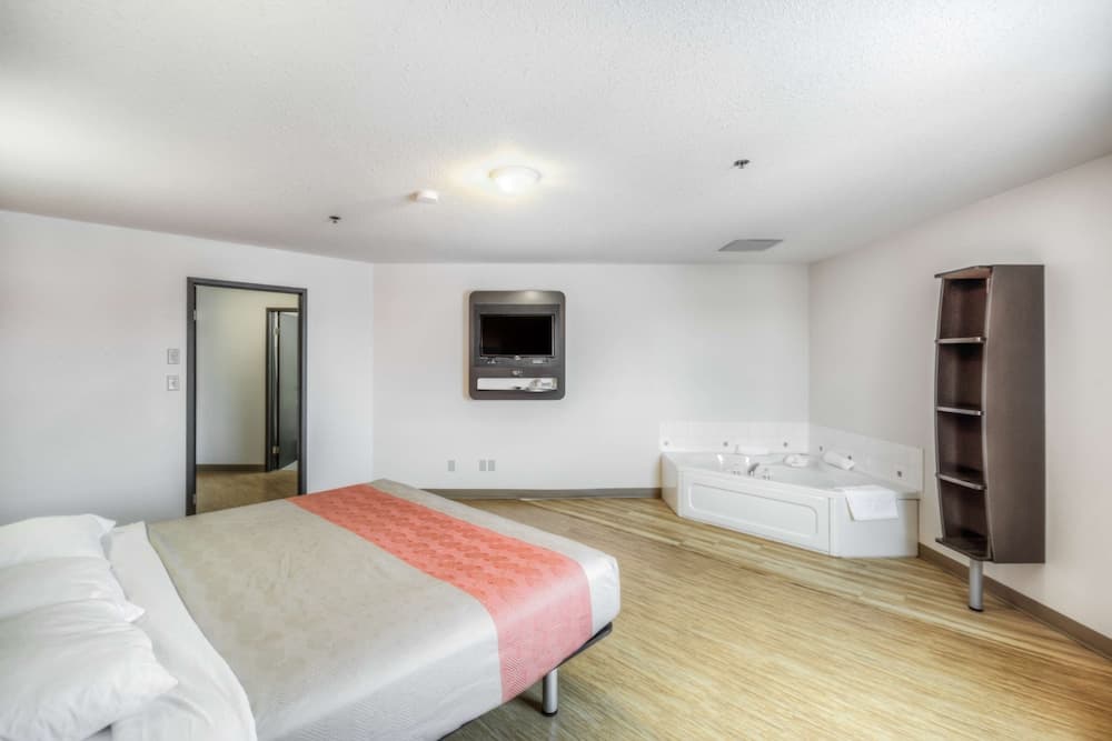 Deluxe Suite, 1 King Bed, Non Smoking, Hot Tub
