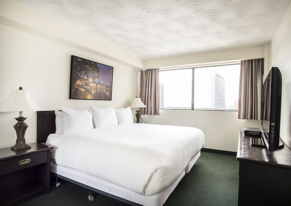 Signature Suite, 1 Queen/King Bed, 1 Queen Sofa Bed