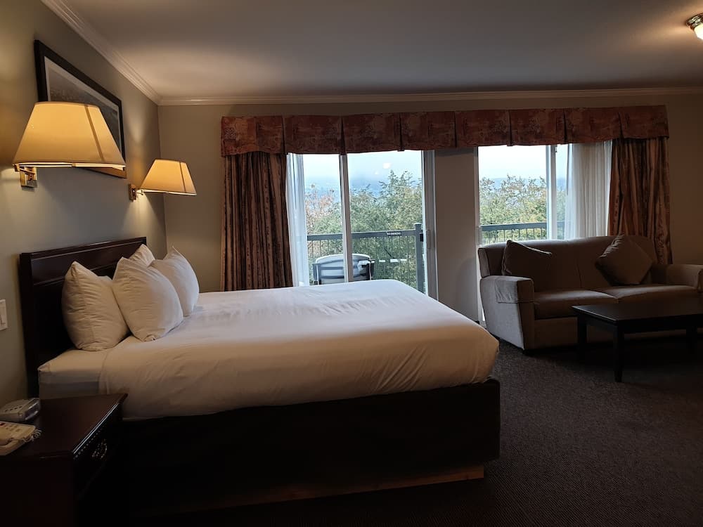Suite, 1 King Bed, Jetted Tub, River View