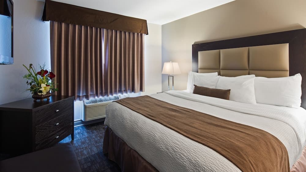 Suite, 1 King Bed, Non Smoking, Refrigerator & Microwave